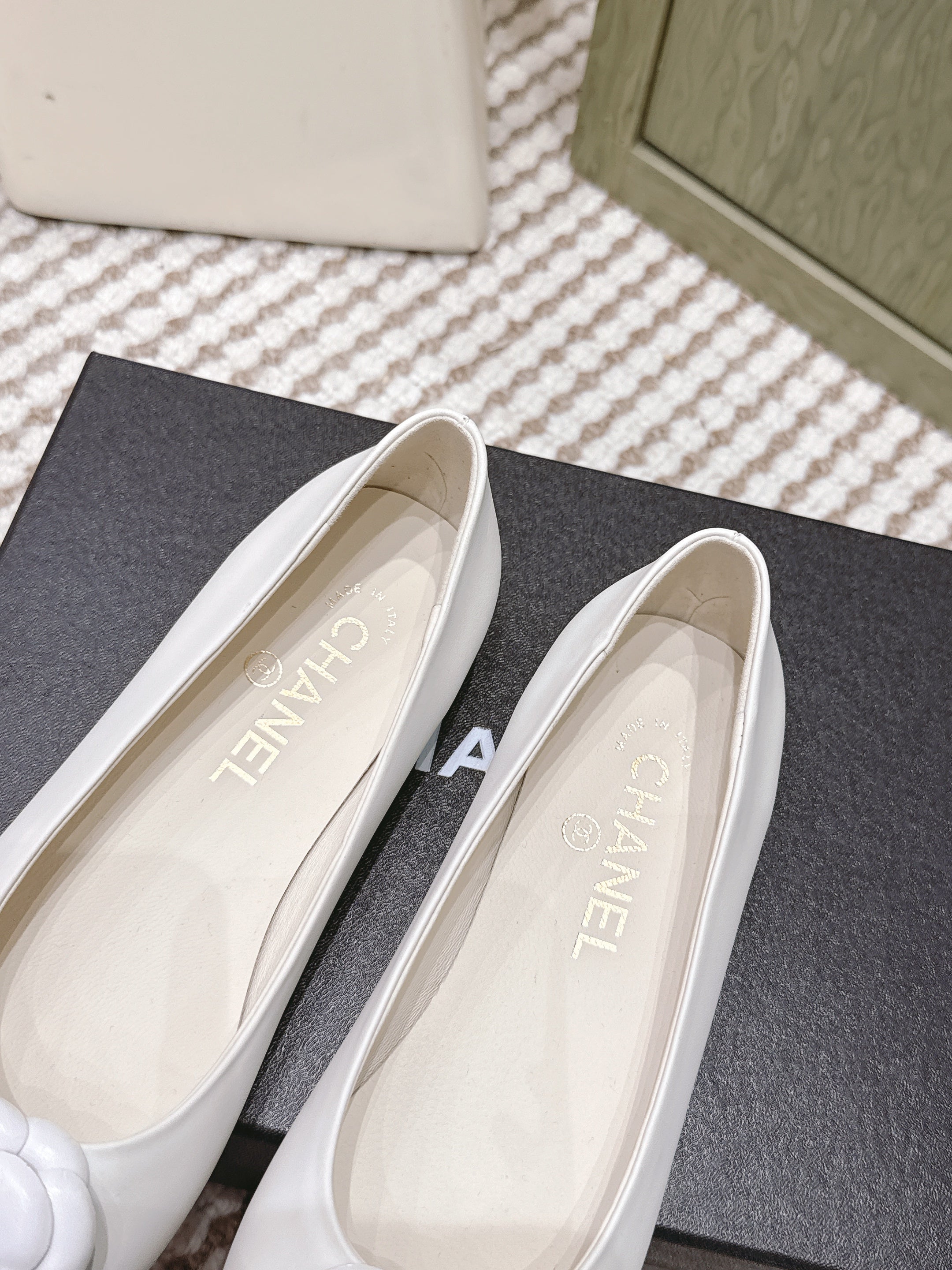 CHANEL 25S BALLET FLAT ROUND TOE IN WHITE AND BLACK SHEEPSKIN WITH CAMELLIA