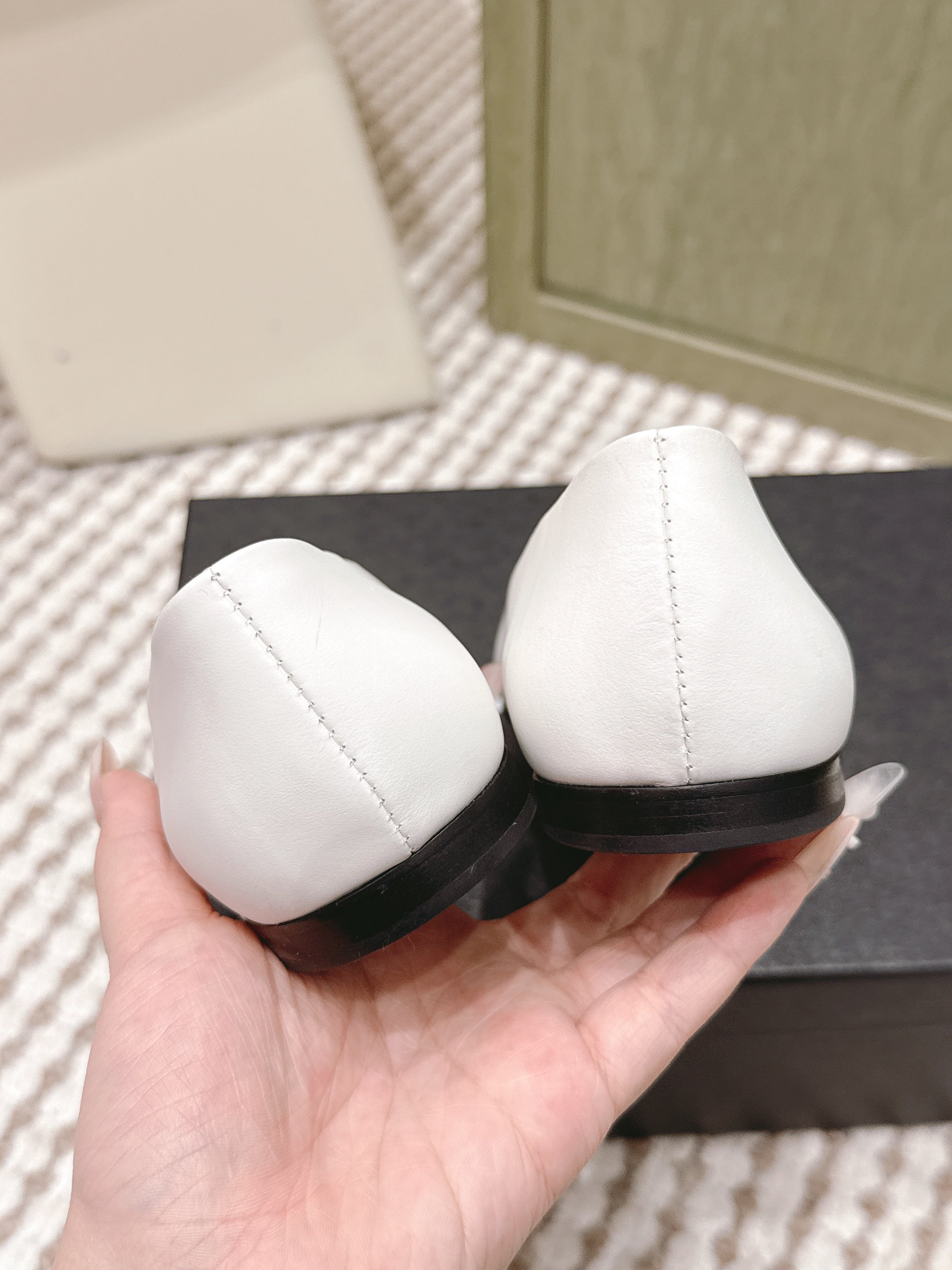 CHANEL 25S BALLET FLAT ROUND TOE IN WHITE AND BLACK SHEEPSKIN WITH CAMELLIA