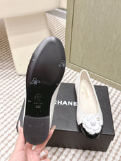 CHANEL 25S BALLET FLAT ROUND TOE IN WHITE AND BLACK SHEEPSKIN WITH CAMELLIA
