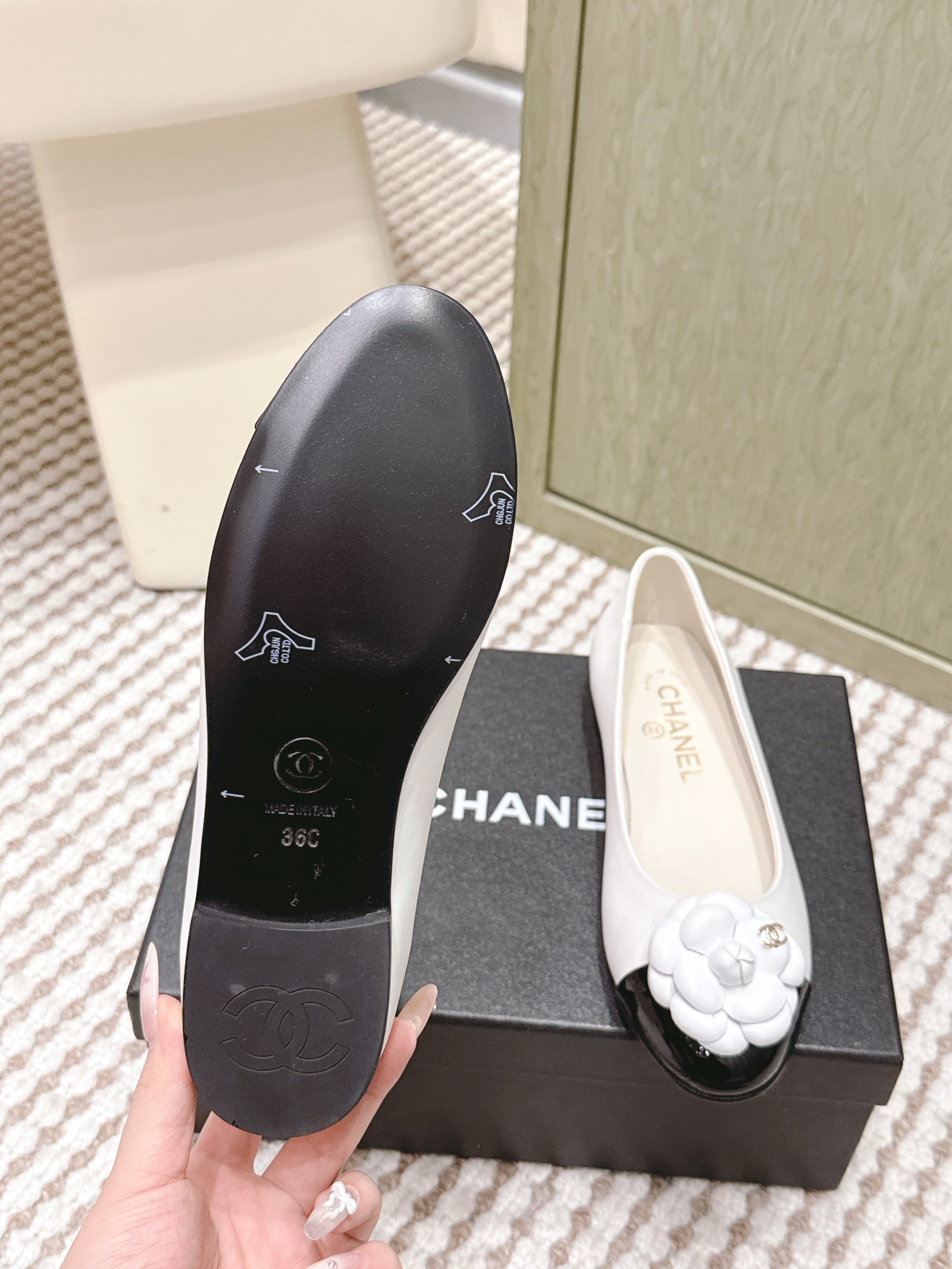CHANEL 25S BALLET FLAT ROUND TOE IN WHITE AND BLACK SHEEPSKIN WITH CAMELLIA
