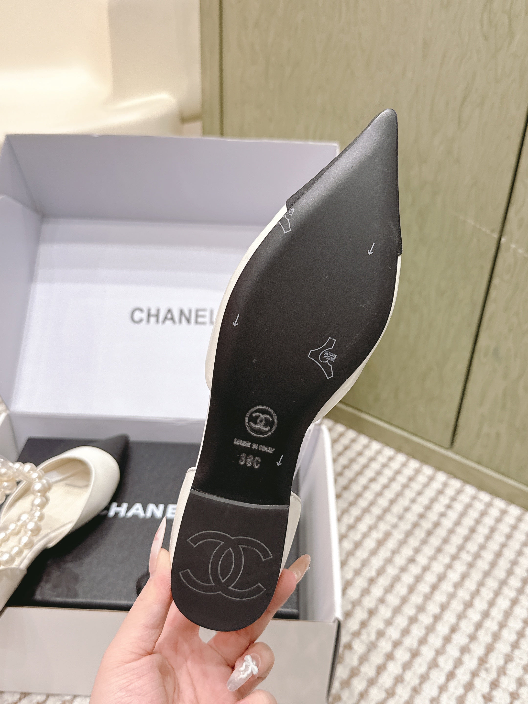 CHANEL 25S ESPADRILLE FLATS IN WHITE AND BLACK CALFSKIN WITH PEARL STRAP