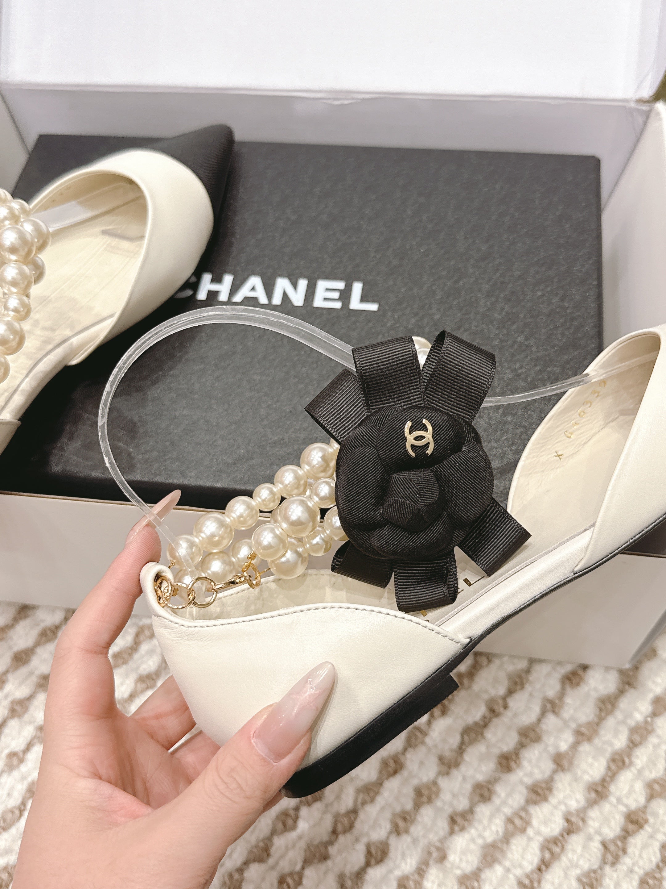 CHANEL 25S ESPADRILLE FLATS IN WHITE AND BLACK CALFSKIN WITH PEARL STRAP