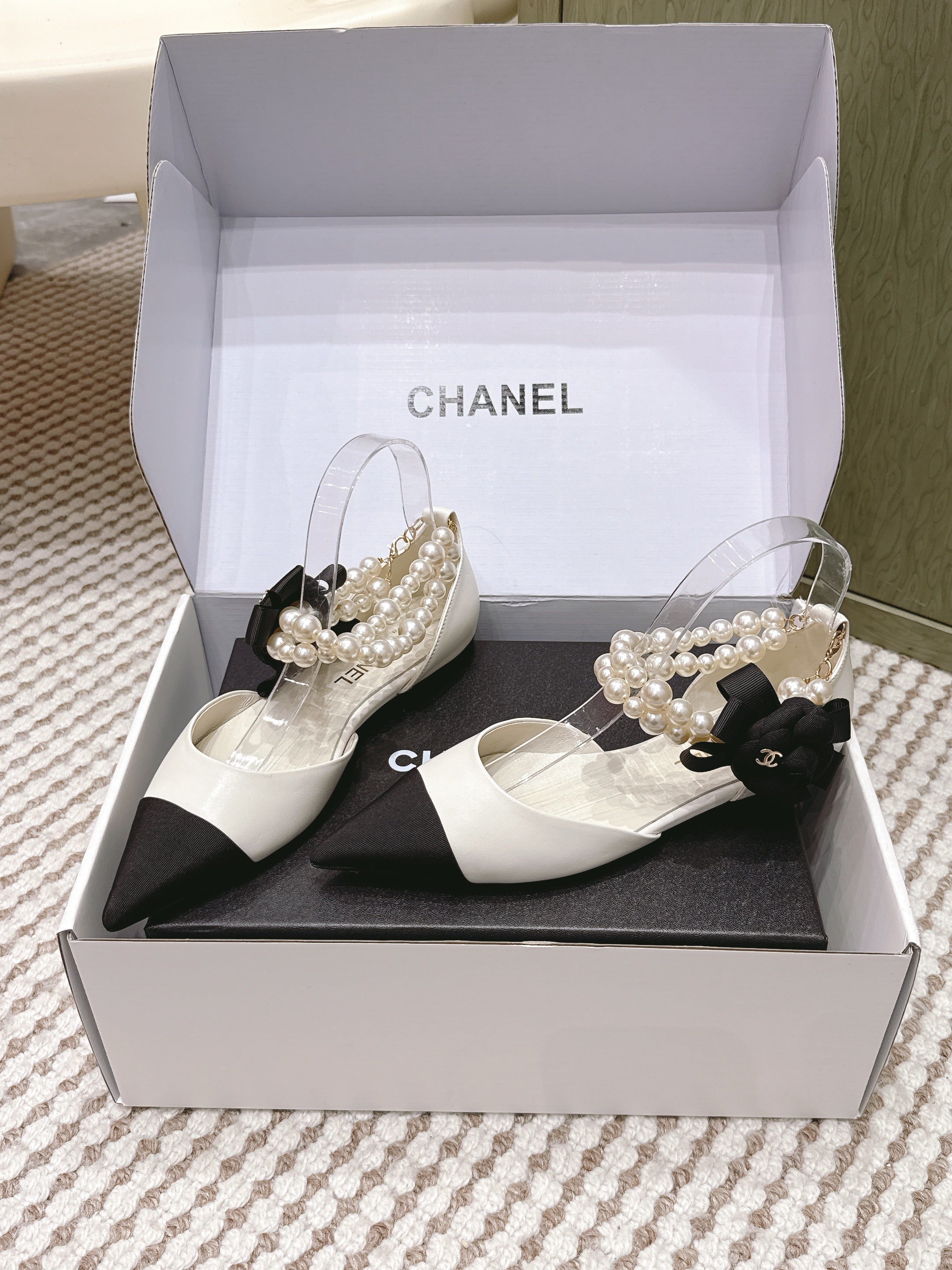 CHANEL 25S ESPADRILLE FLATS IN WHITE AND BLACK CALFSKIN WITH PEARL STRAP