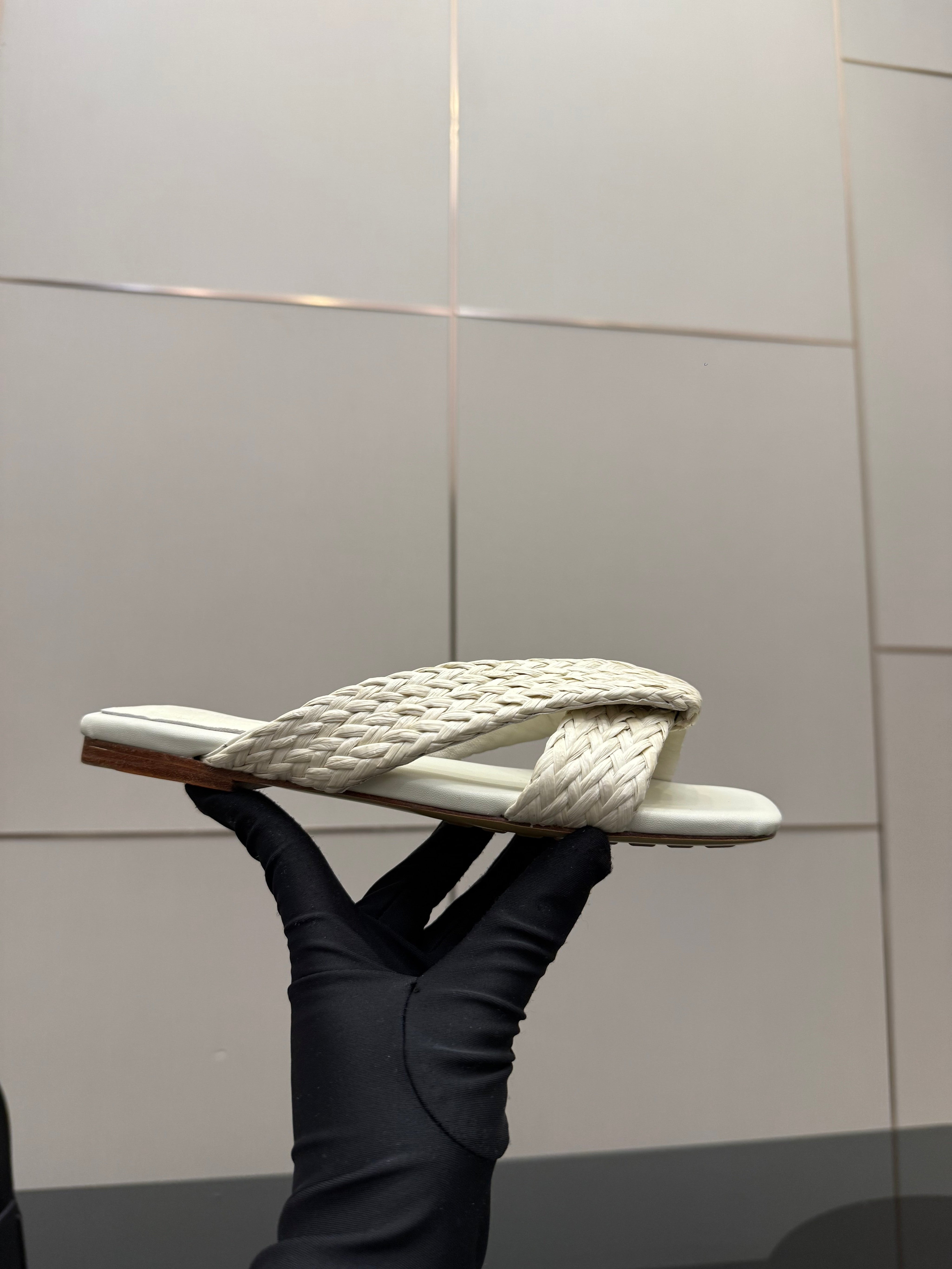 BOTTEGA VENETA 26S SANDALS IN WHITE CALFSKIN AND RAFFIA