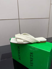 BOTTEGA VENETA 26S SANDALS IN WHITE CALFSKIN AND RAFFIA