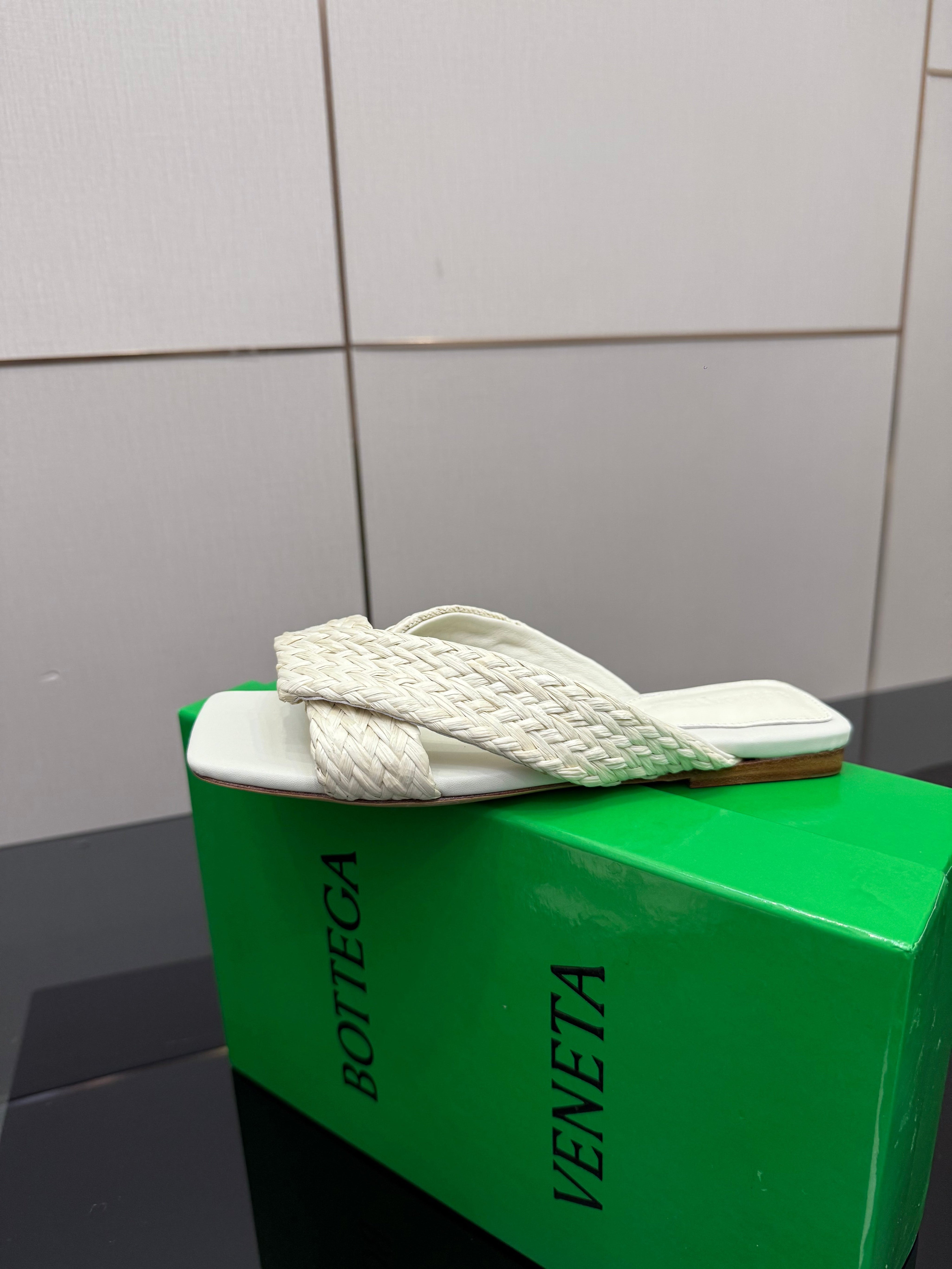 BOTTEGA VENETA 26S SANDALS IN WHITE CALFSKIN AND RAFFIA