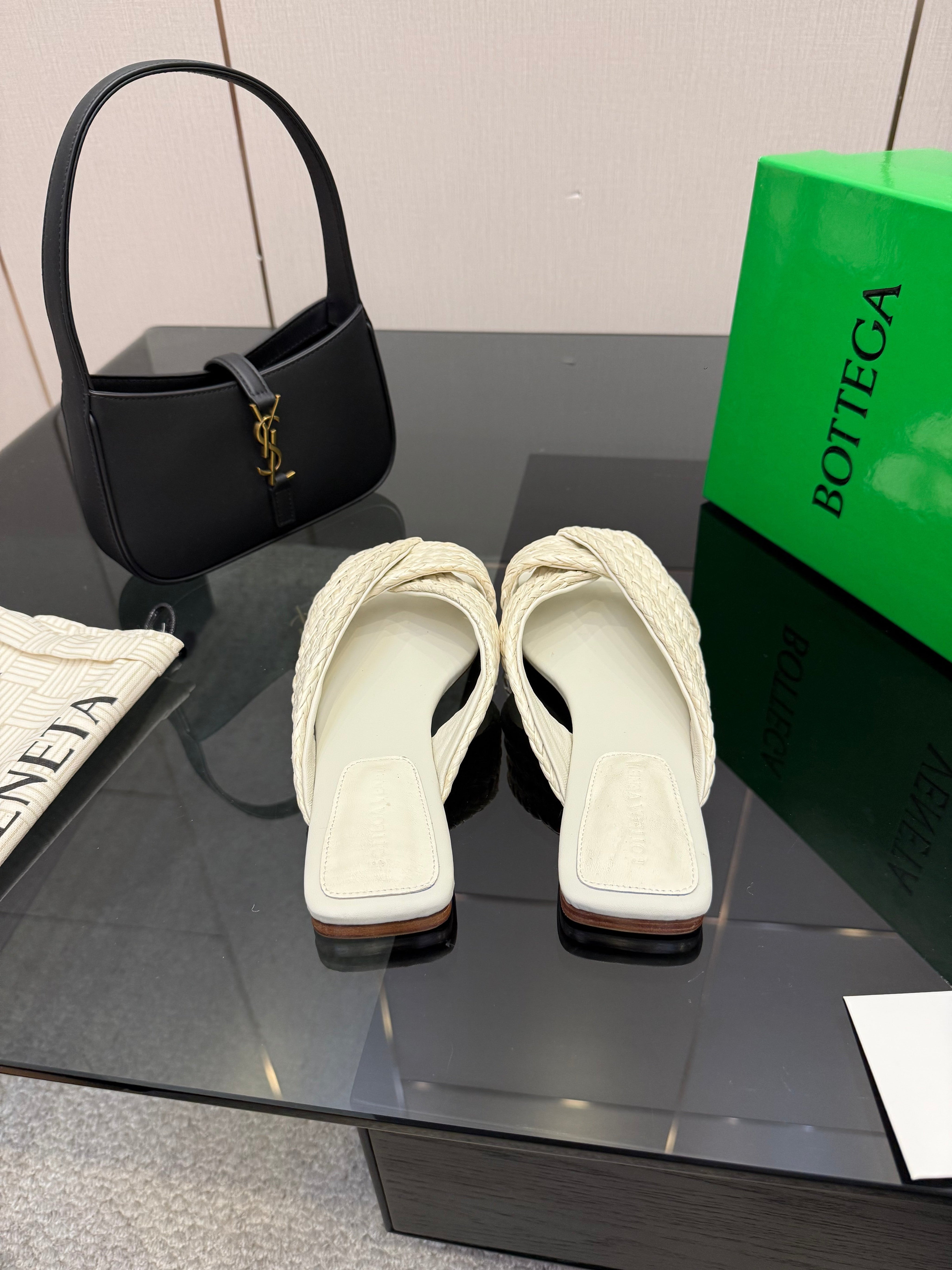 BOTTEGA VENETA 26S SANDALS IN WHITE CALFSKIN AND RAFFIA