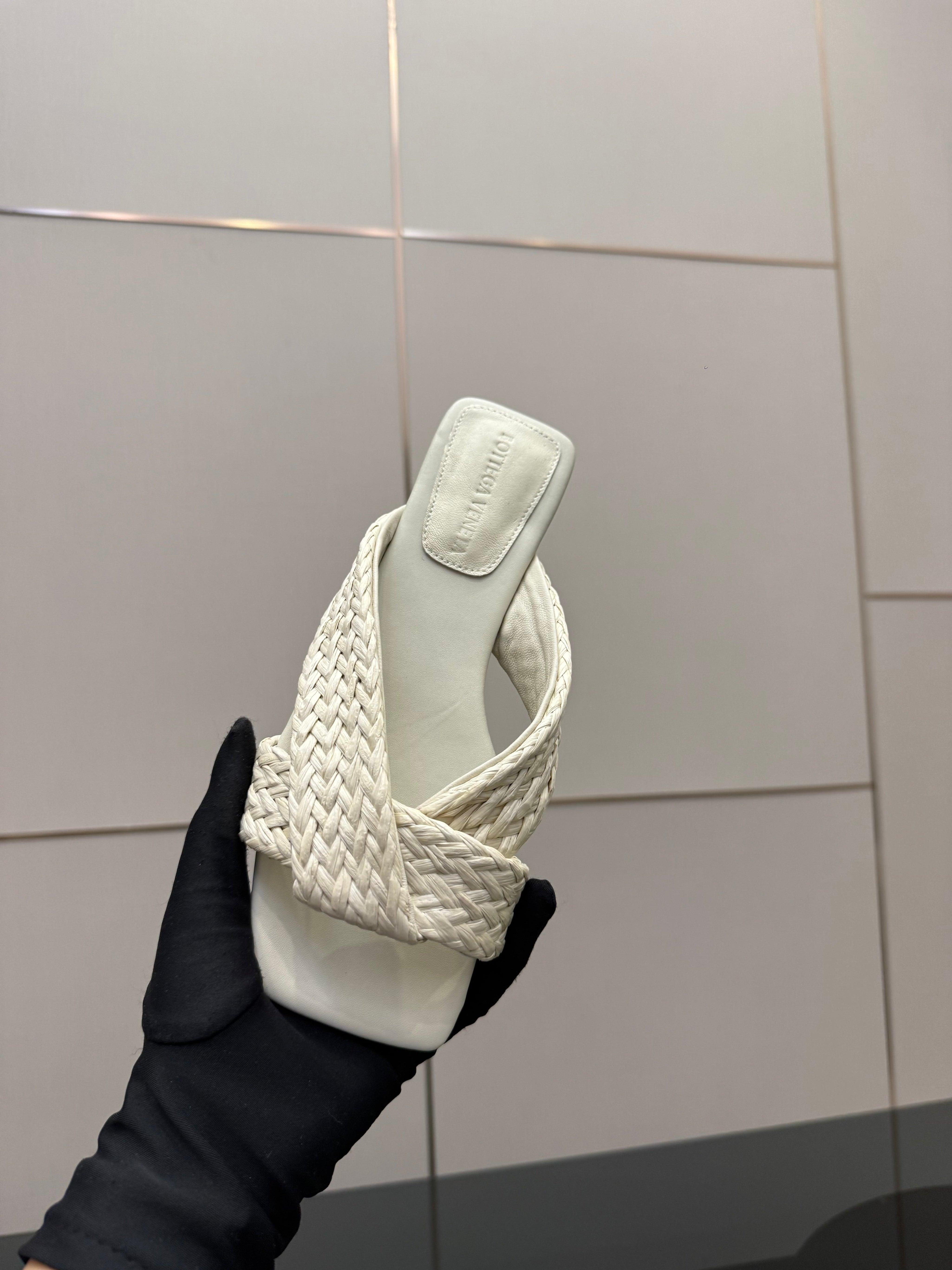 BOTTEGA VENETA 26S SANDALS IN WHITE CALFSKIN AND RAFFIA