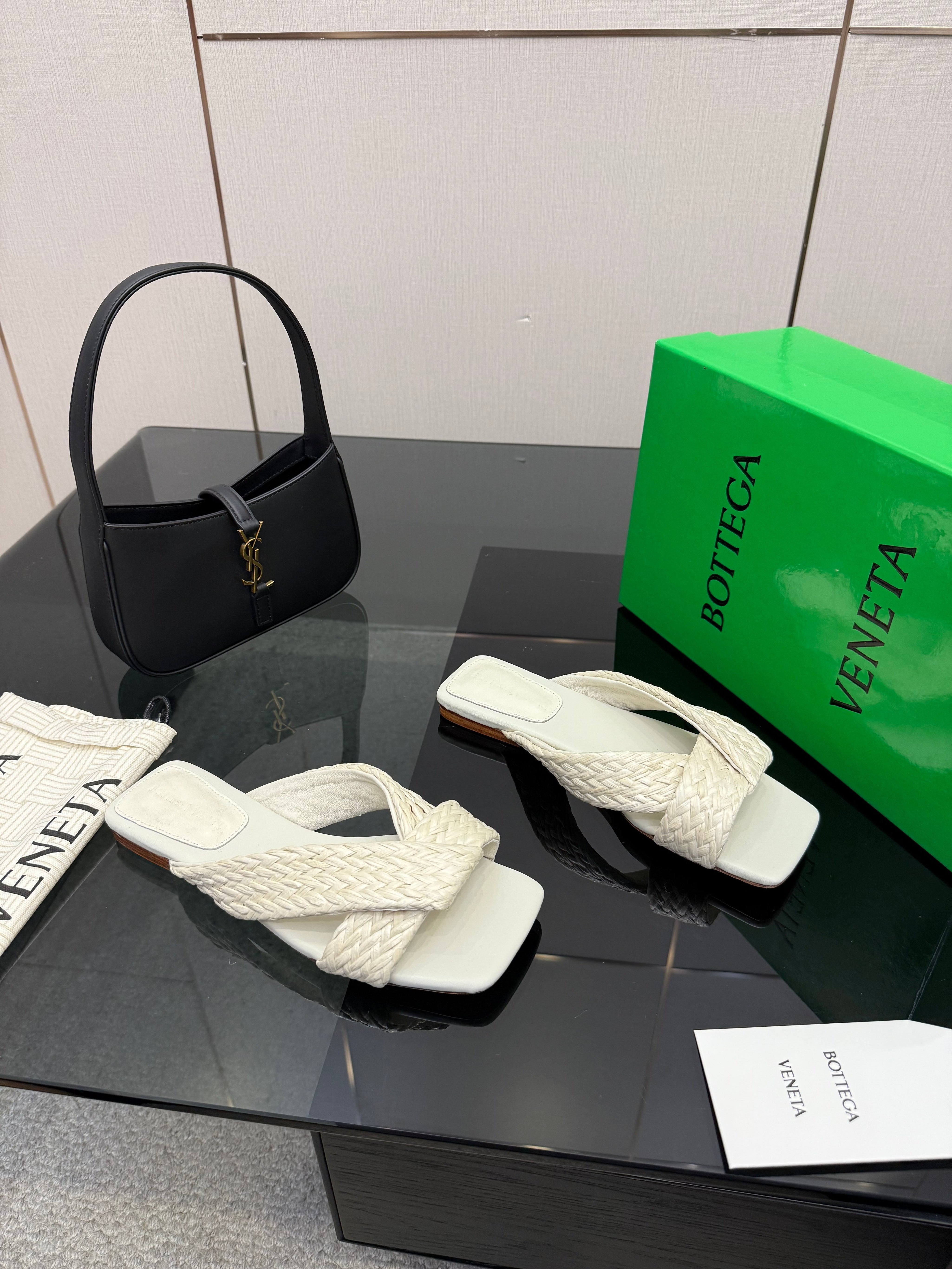 BOTTEGA VENETA 26S SANDALS IN WHITE CALFSKIN AND RAFFIA