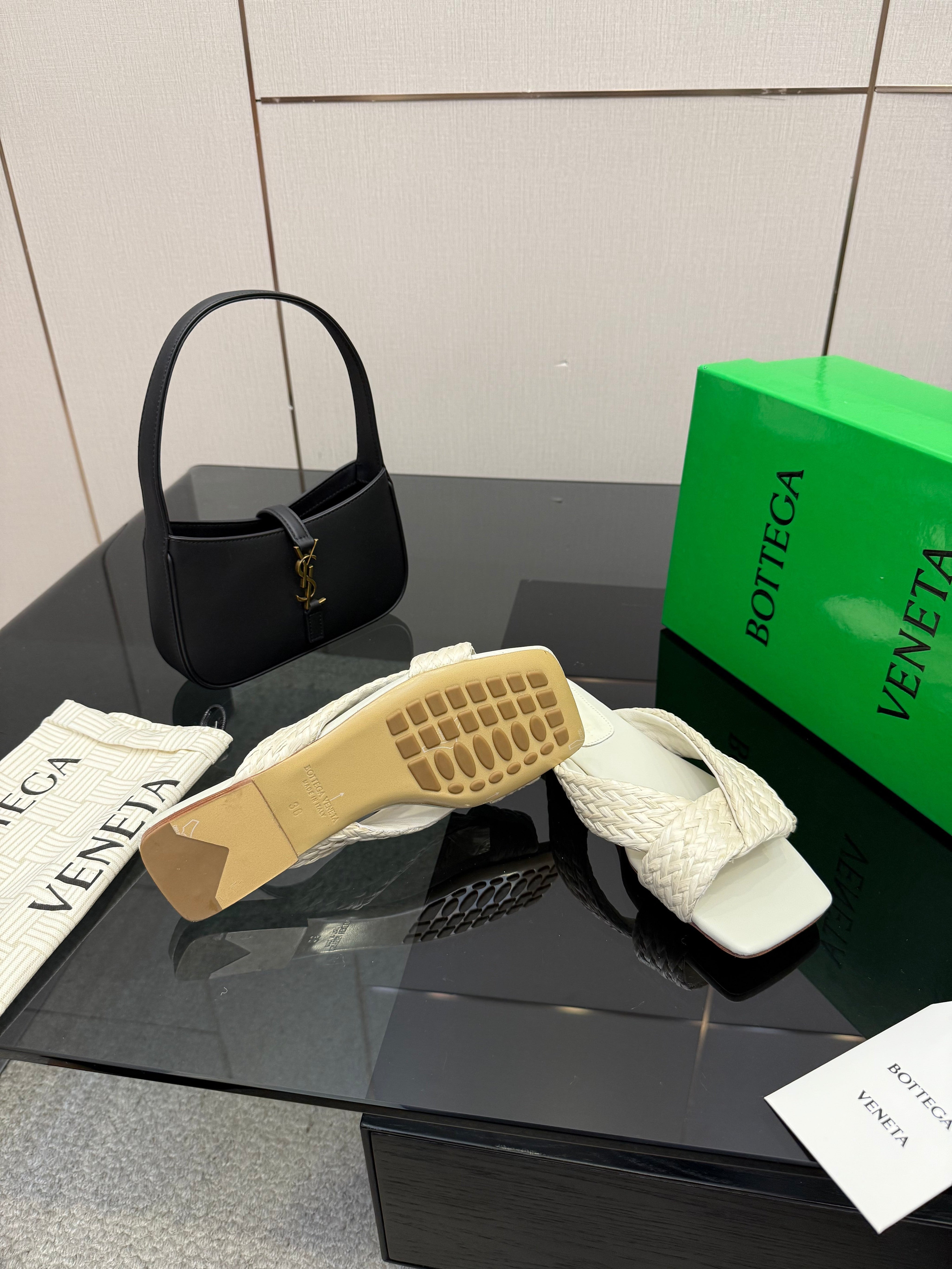 BOTTEGA VENETA 26S SANDALS IN WHITE CALFSKIN AND RAFFIA