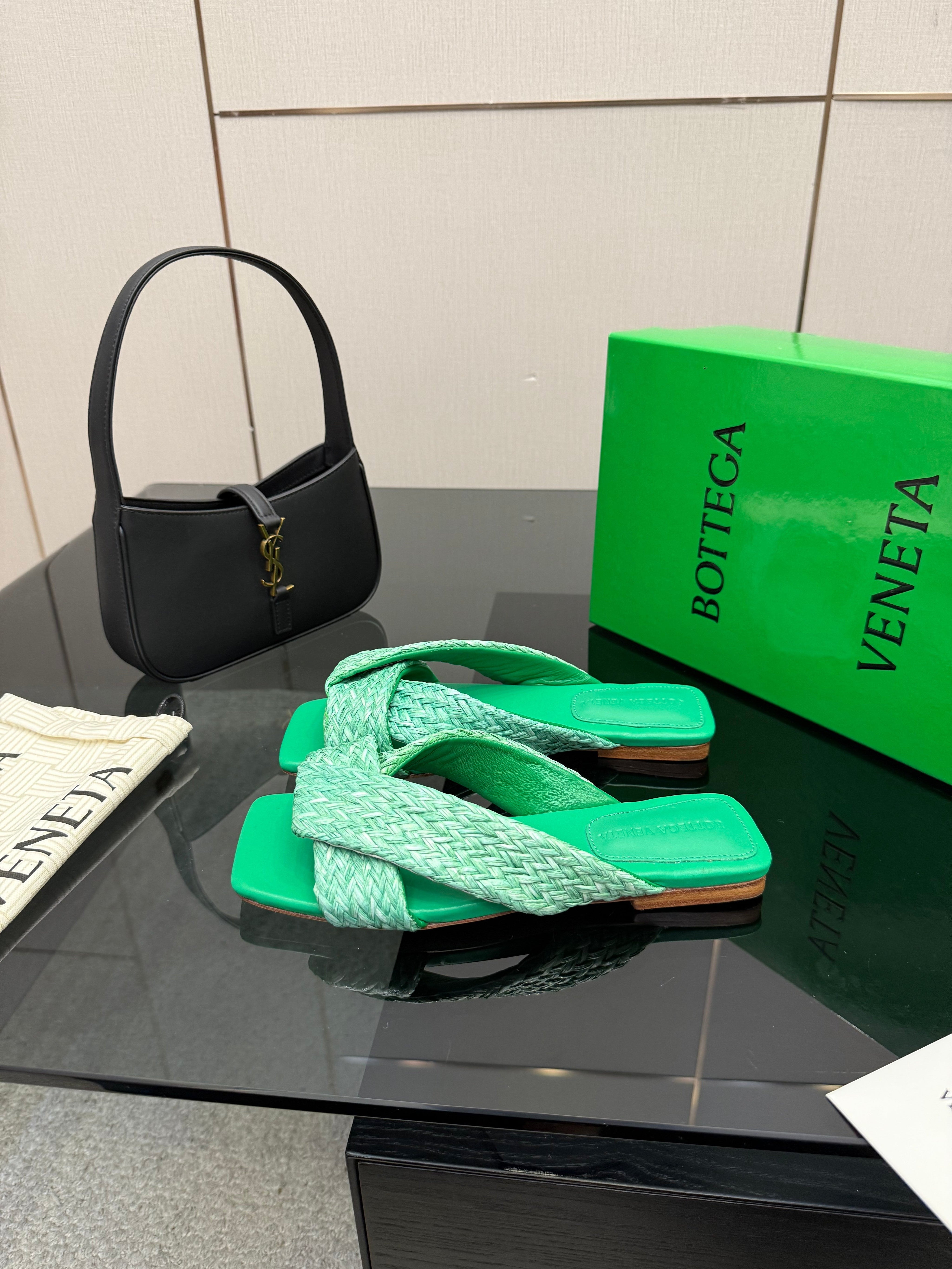 BOTTEGA VENETA 26S SANDALS IN MINT GREEN CALFSKIN AND RAFFIA