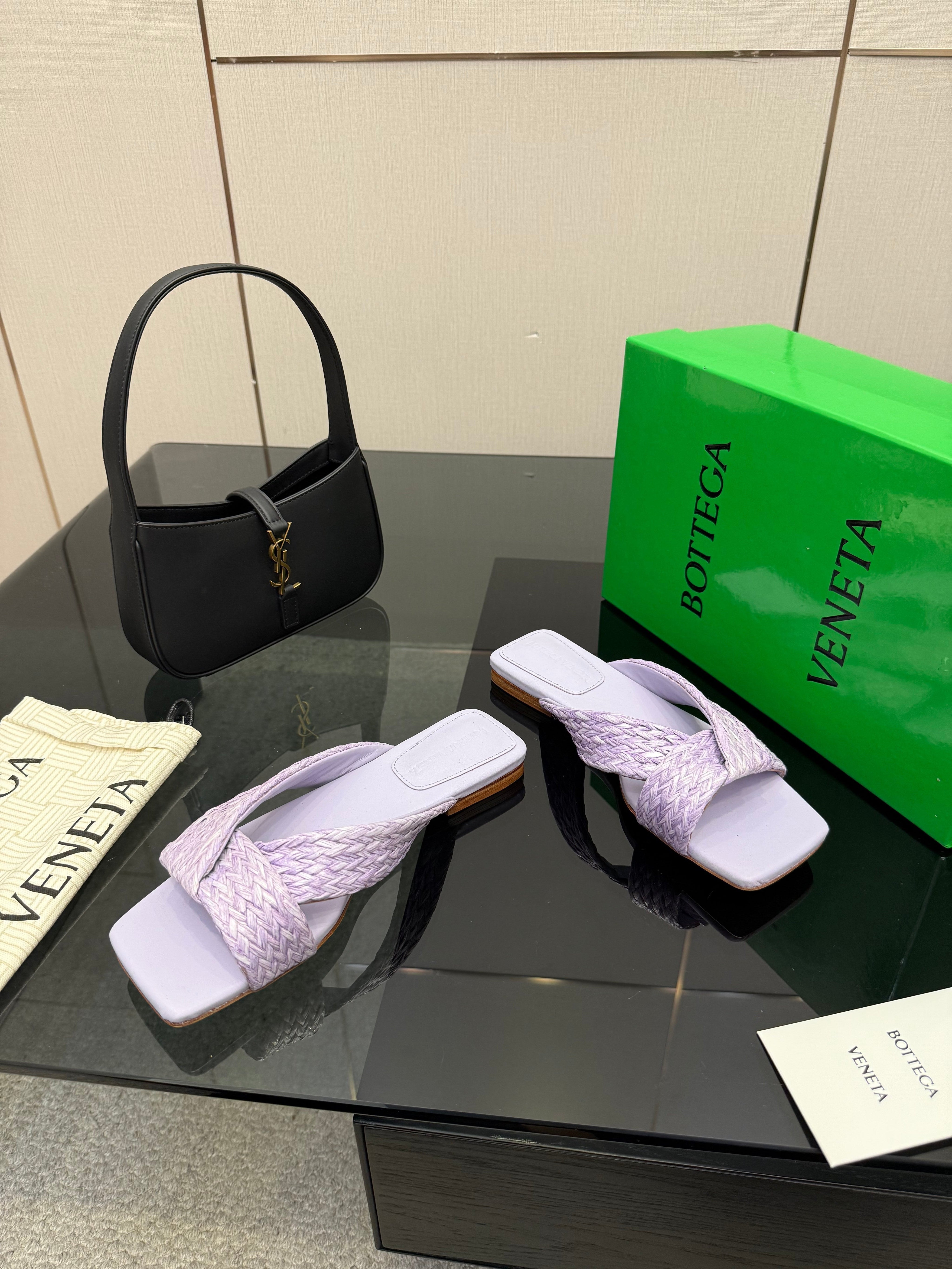 BOTTEGA VENETA 26S SANDALS IN LIGHT PURPLE CALFSKIN AND RAFFIA