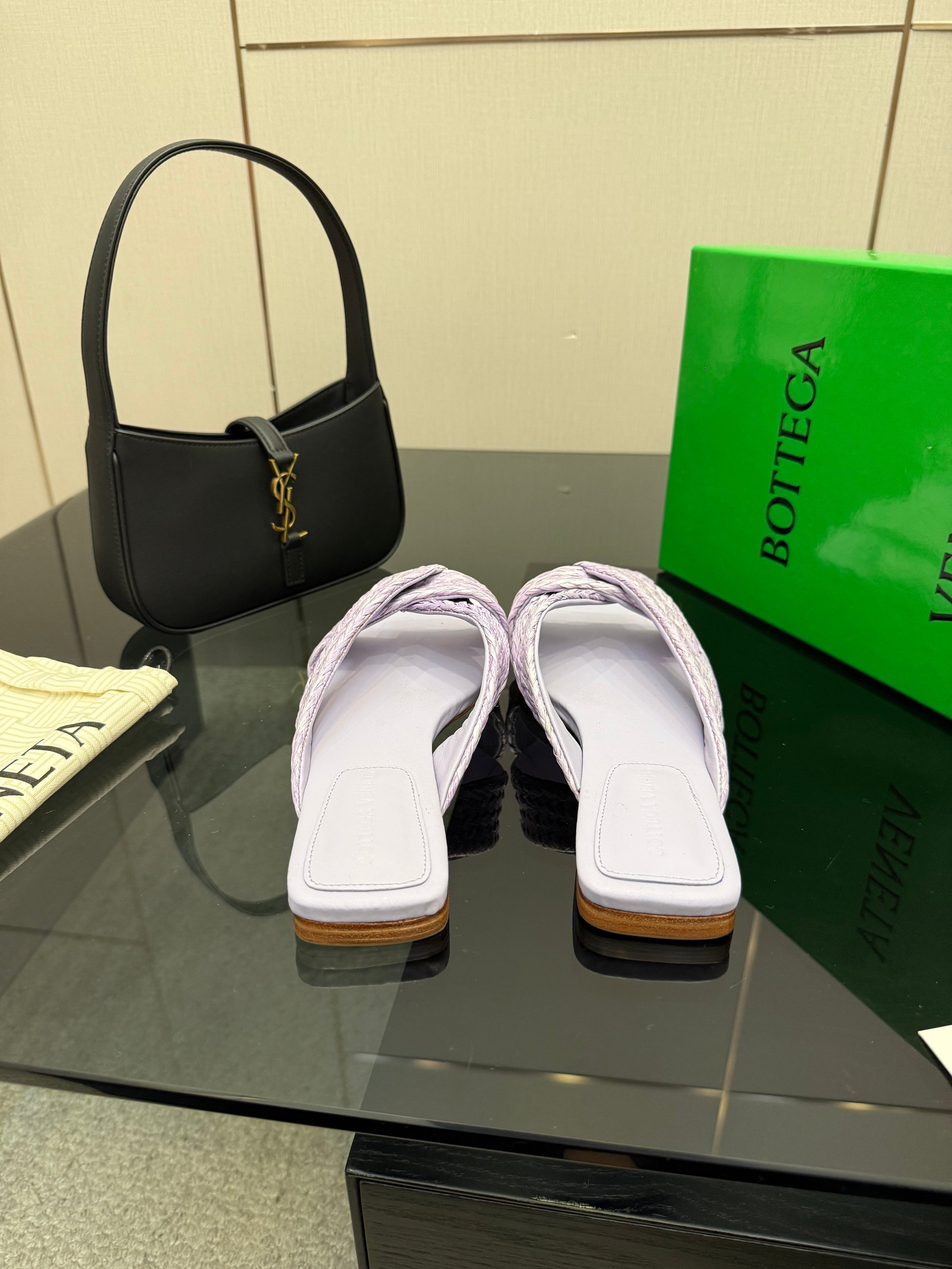 BOTTEGA VENETA 26S SANDALS IN LIGHT PURPLE CALFSKIN AND RAFFIA