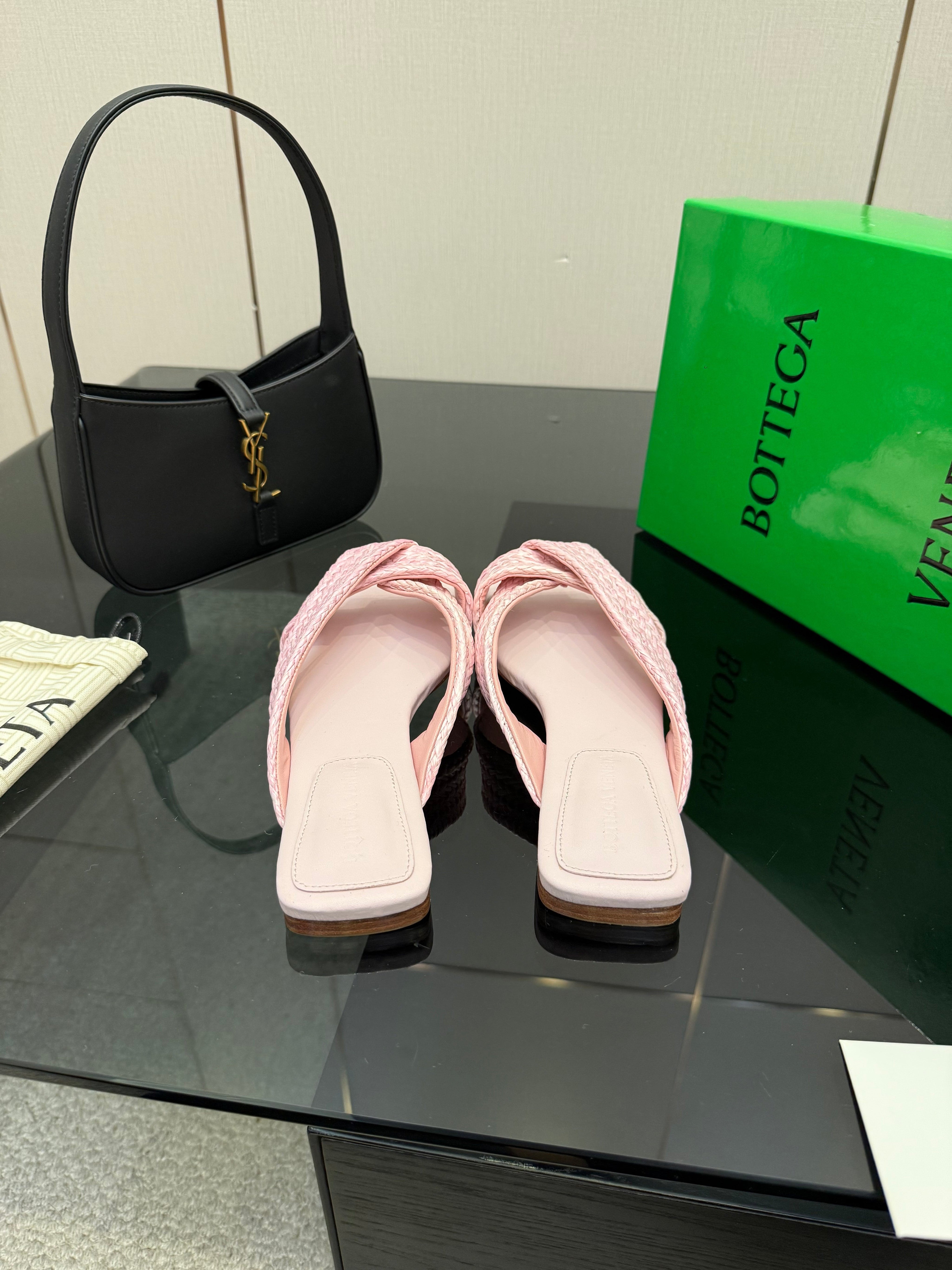 BOTTEGA VENETA 26S SANDALS IN LIGHT PINK CALFSKIN AND RAFFIA