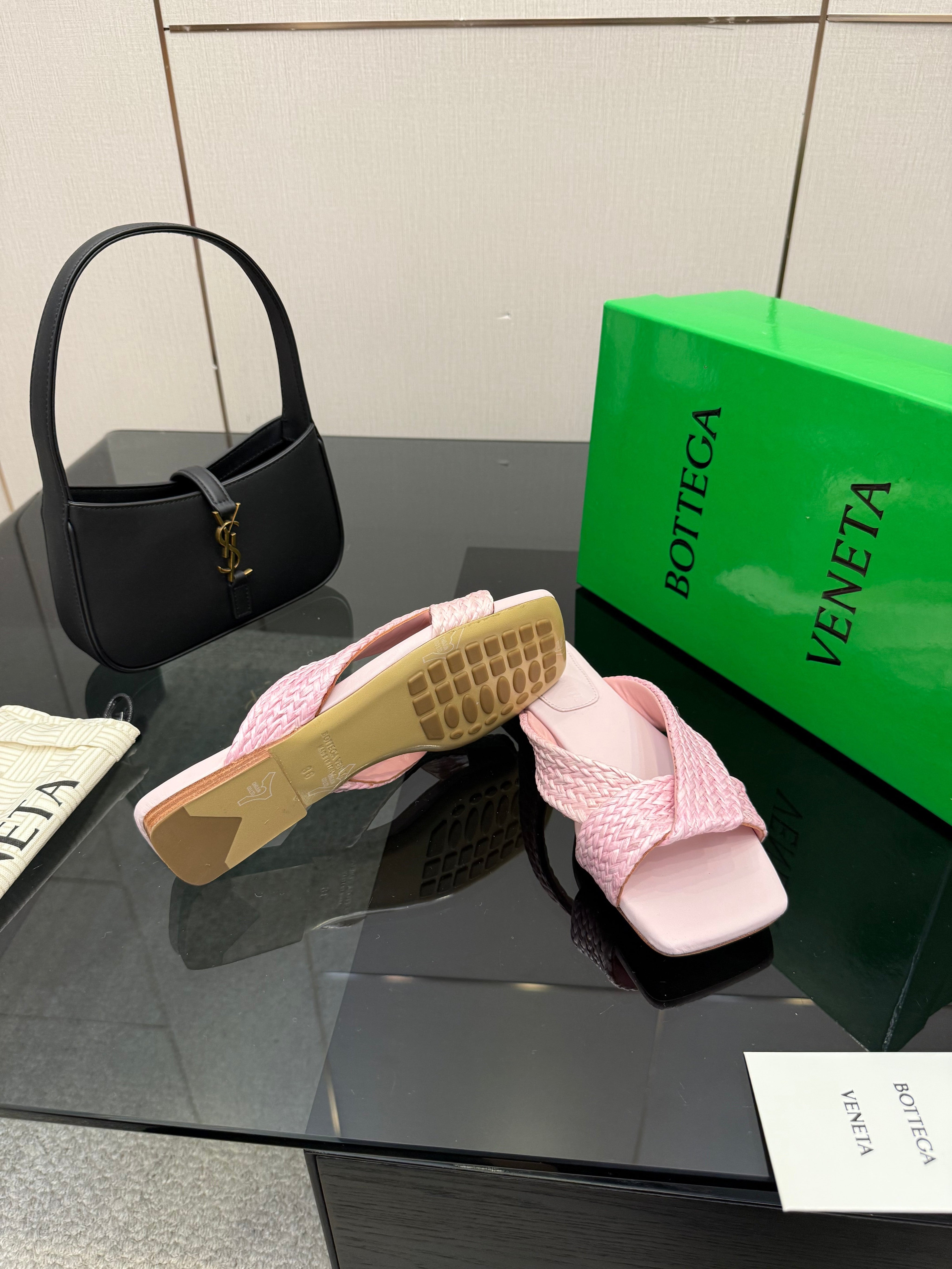 BOTTEGA VENETA 26S SANDALS IN LIGHT PINK CALFSKIN AND RAFFIA