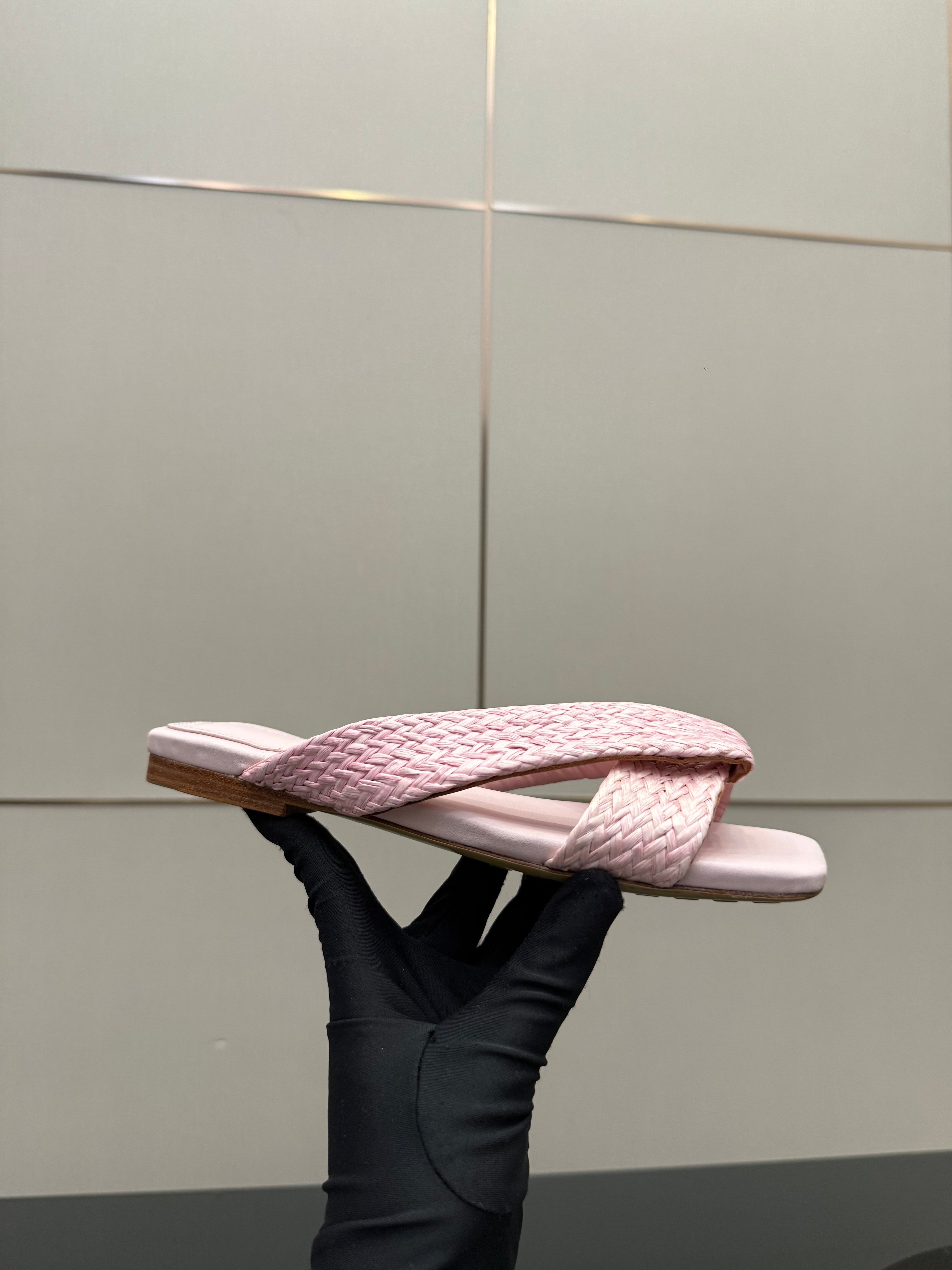 BOTTEGA VENETA 26S SANDALS IN LIGHT PINK CALFSKIN AND RAFFIA