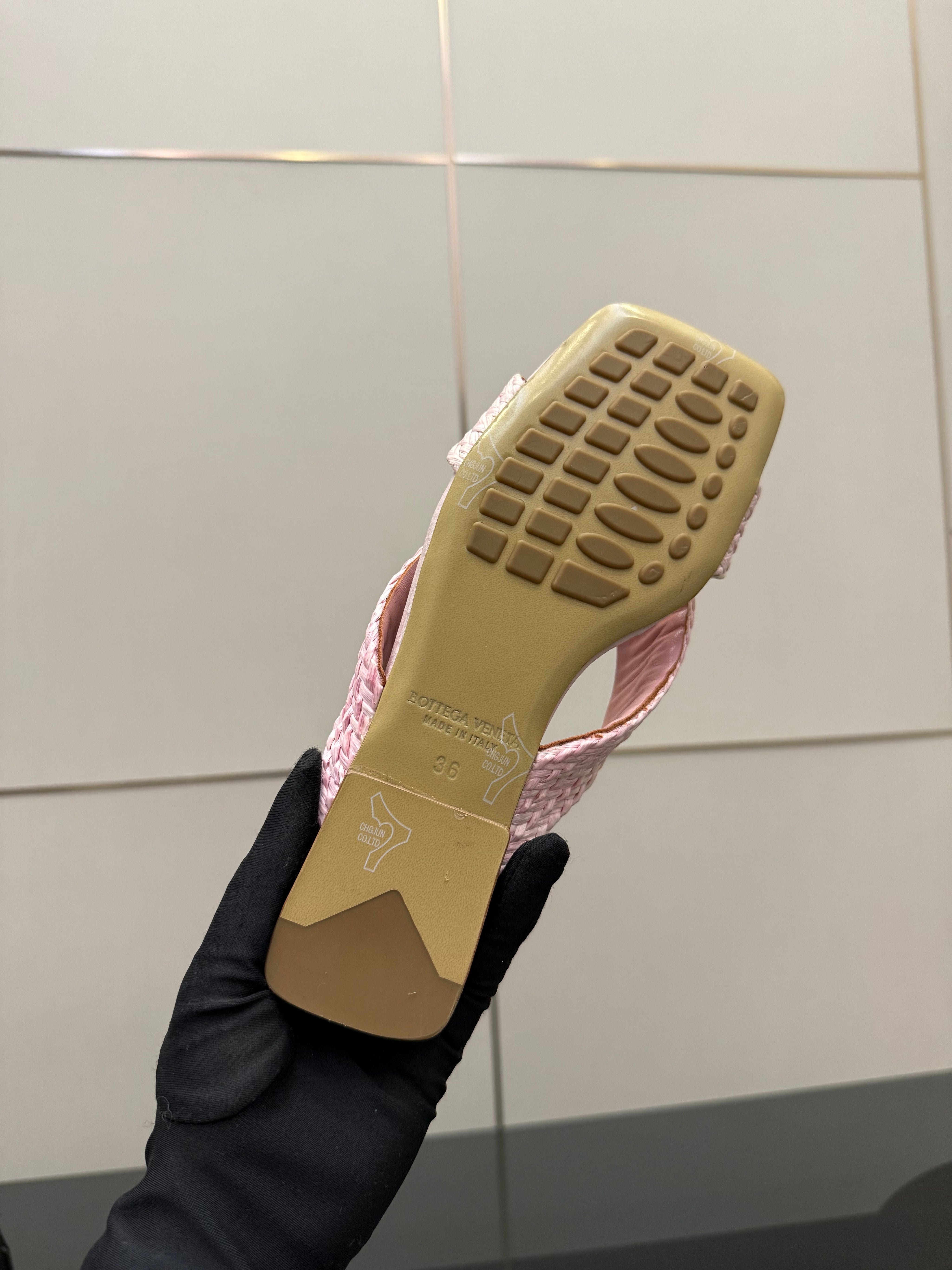 BOTTEGA VENETA 26S SANDALS IN LIGHT PINK CALFSKIN AND RAFFIA