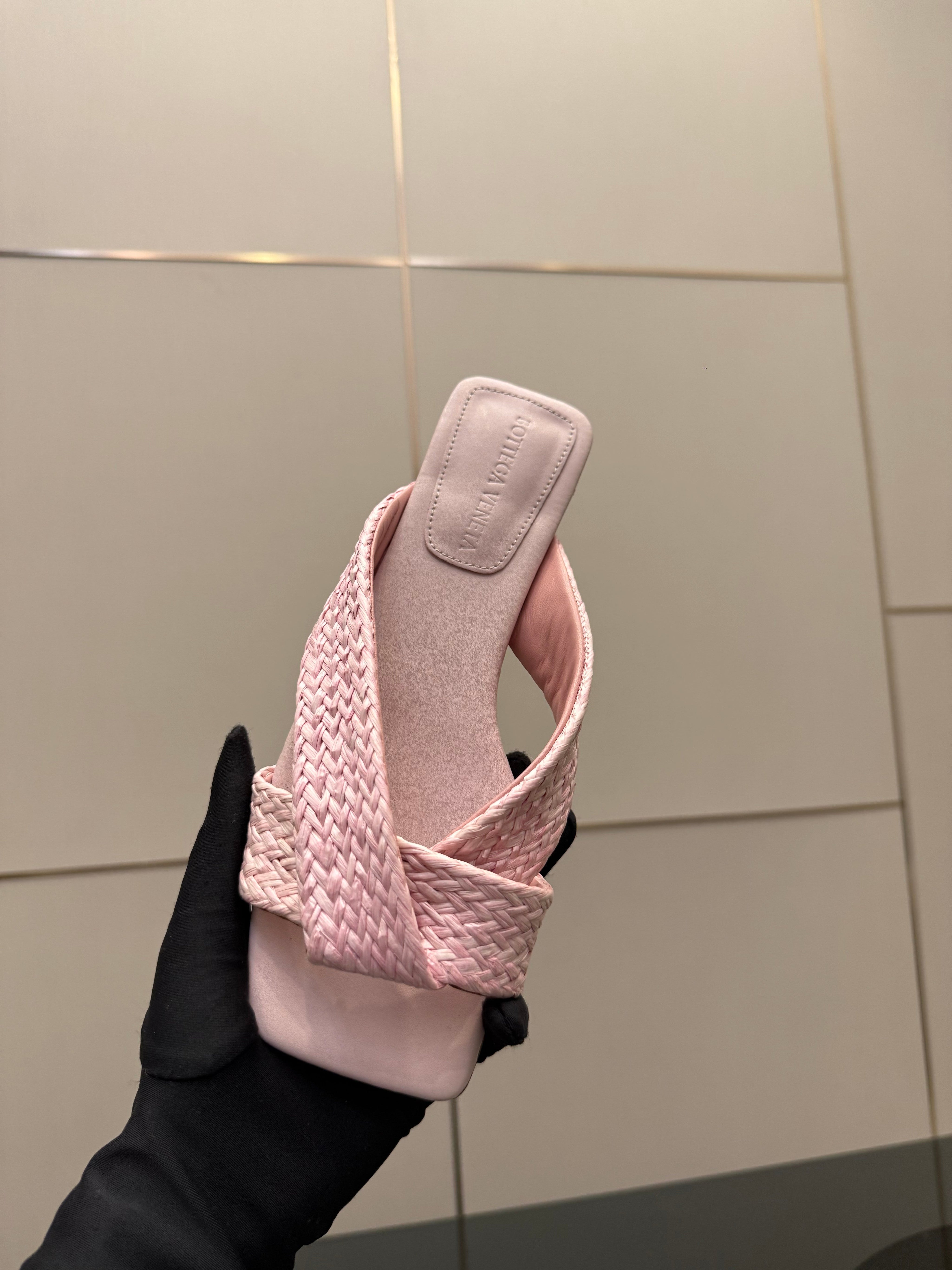 BOTTEGA VENETA 26S SANDALS IN LIGHT PINK CALFSKIN AND RAFFIA