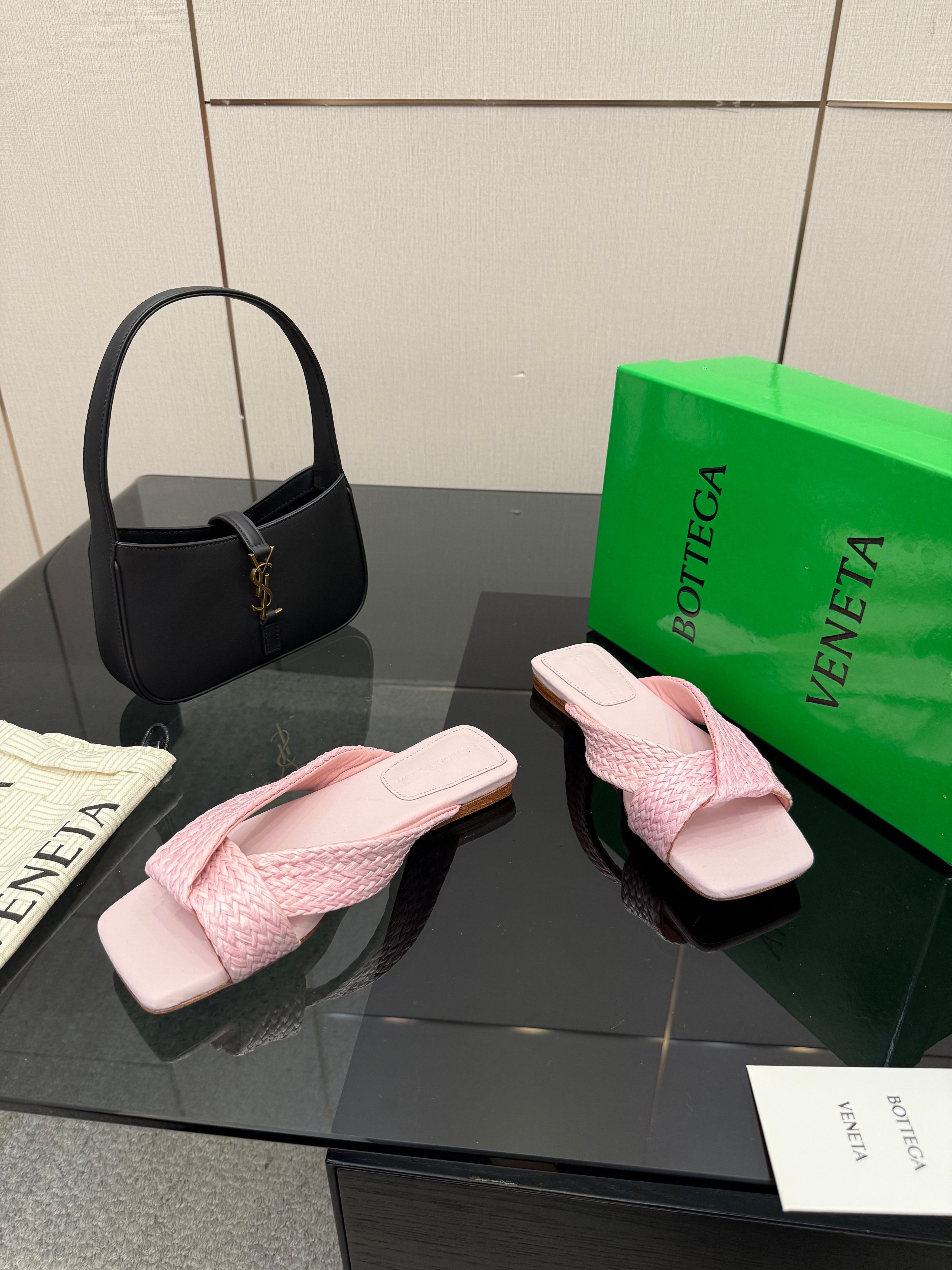 BOTTEGA VENETA 26S SANDALS IN LIGHT PINK CALFSKIN AND RAFFIA