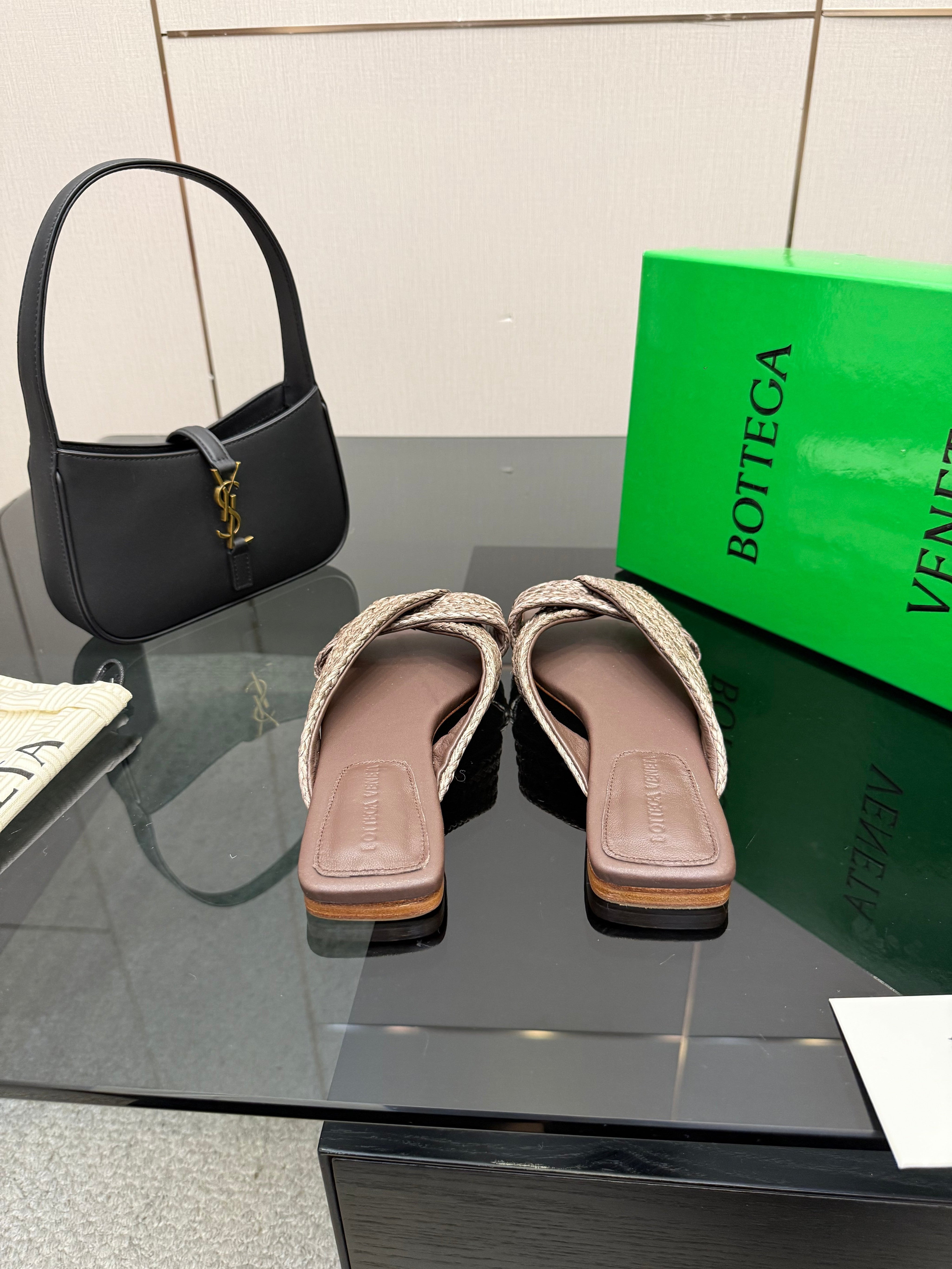 BOTTEGA VENETA 26S SANDALS IN DARK BROWN CALFSKIN AND RAFFIA