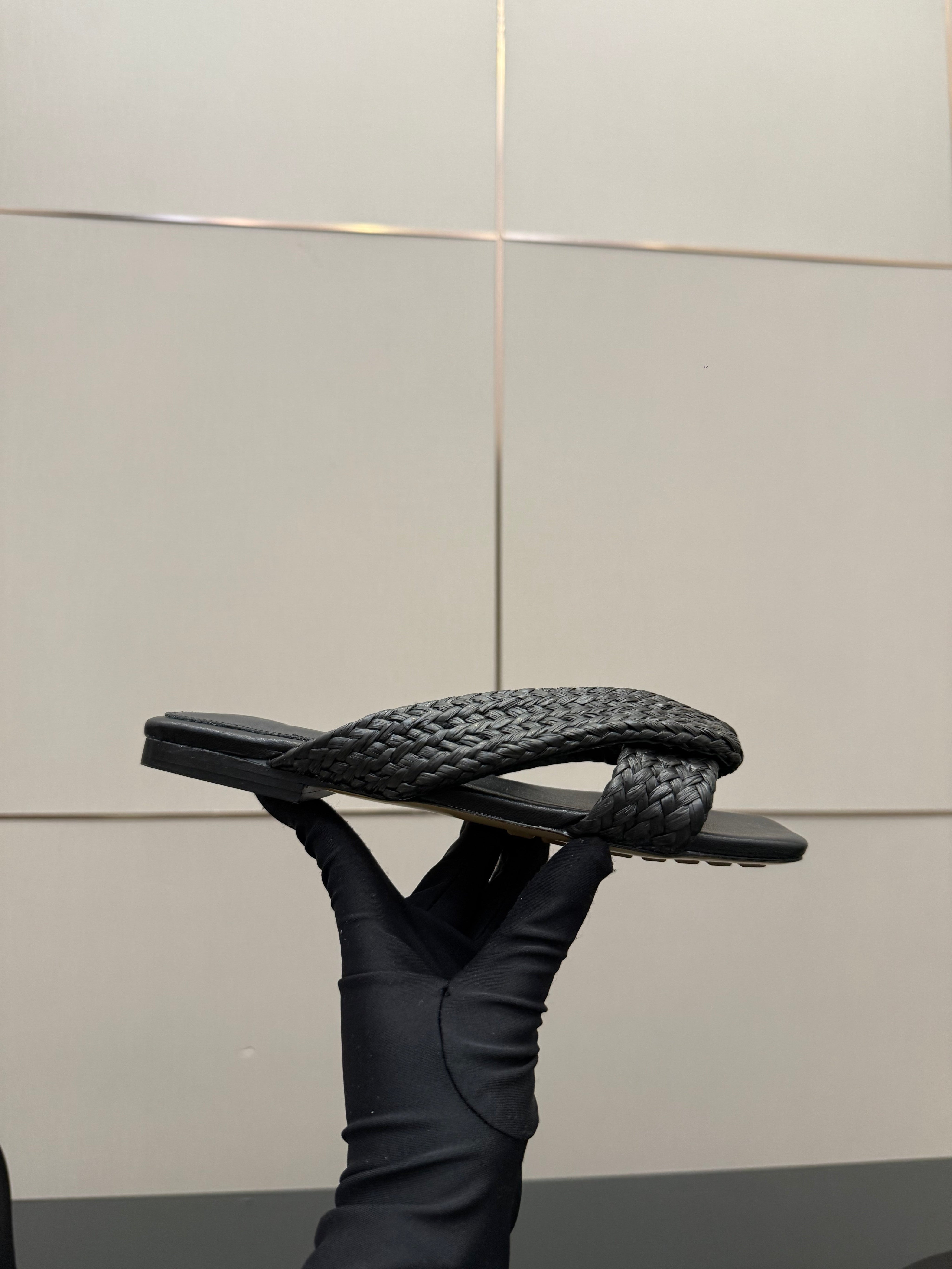 BOTTEGA VENETA 26S SANDALS IN BLACK CALFSKIN AND RAFFIA