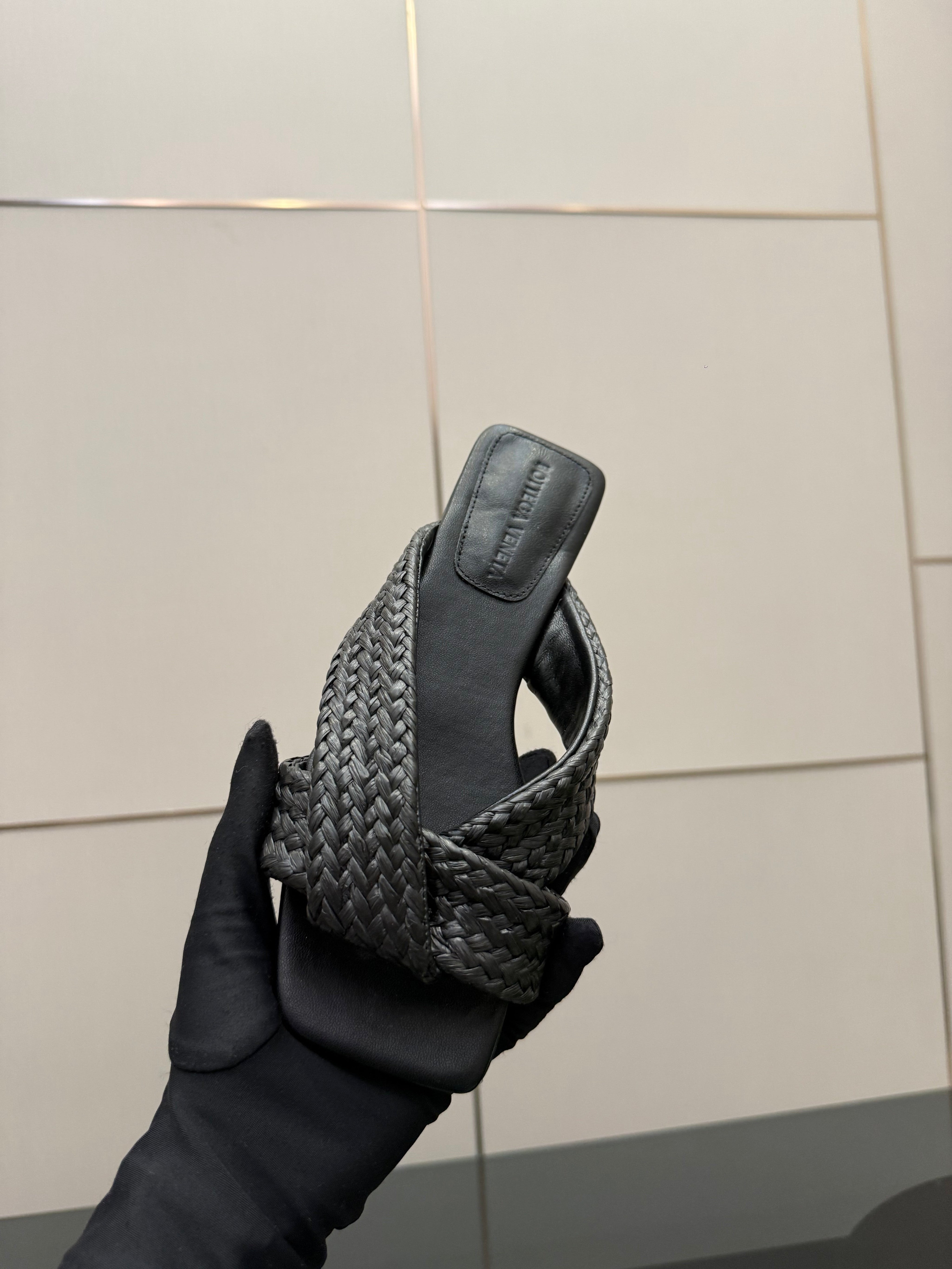 BOTTEGA VENETA 26S SANDALS IN BLACK CALFSKIN AND RAFFIA