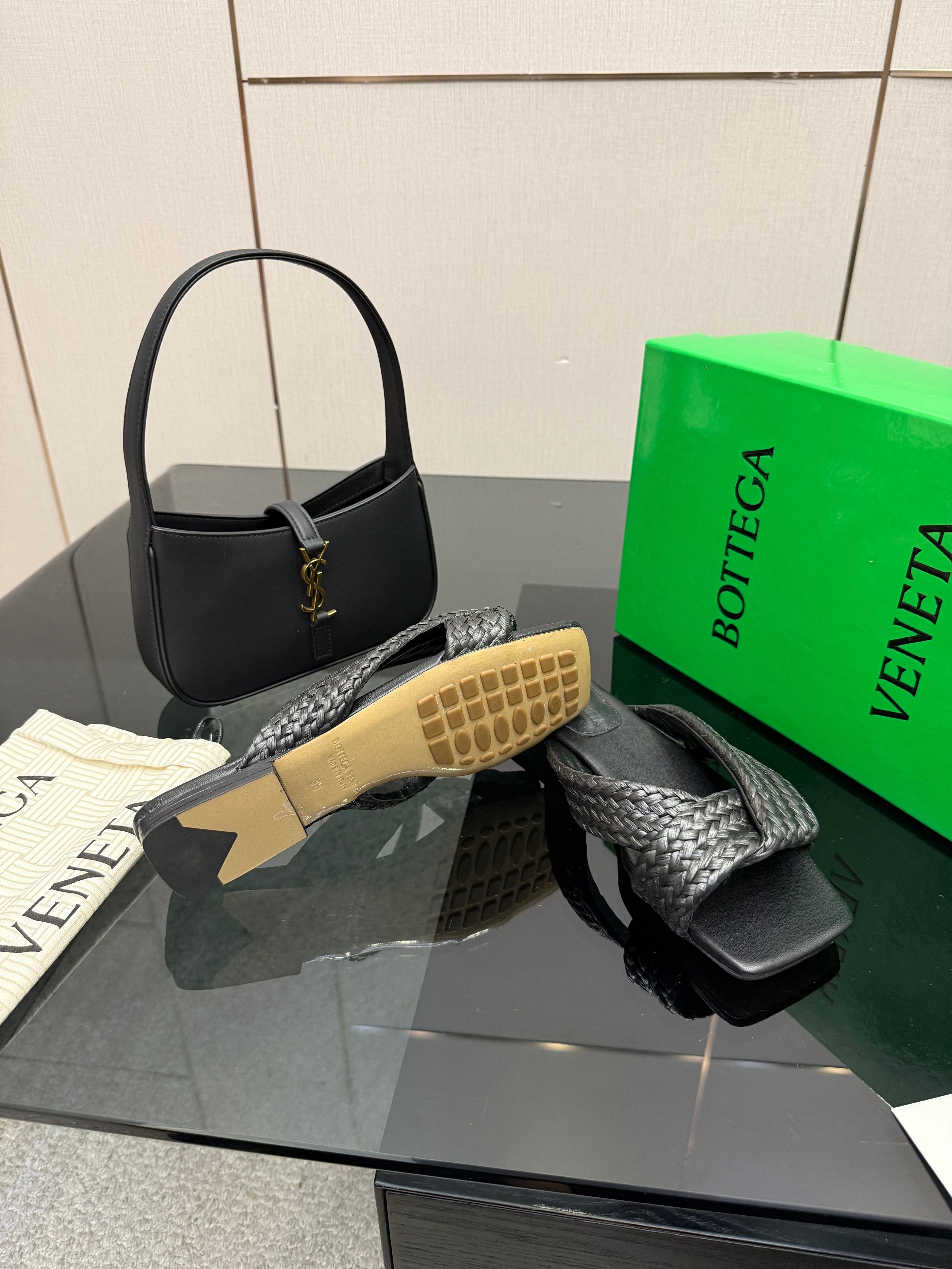 BOTTEGA VENETA 26S SANDALS IN BLACK CALFSKIN AND RAFFIA