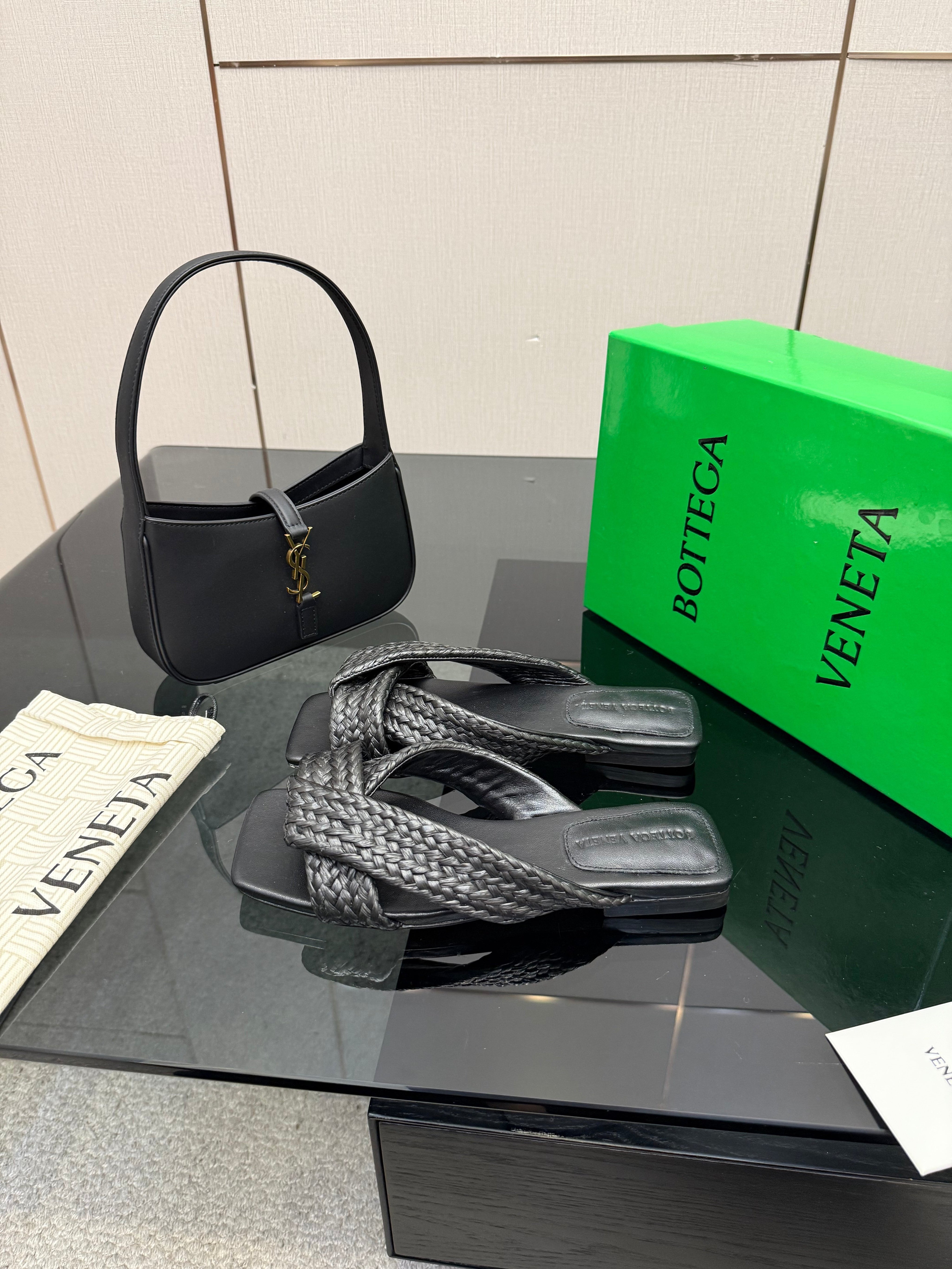 BOTTEGA VENETA 26S SANDALS IN BLACK CALFSKIN AND RAFFIA