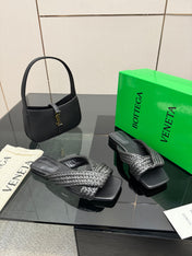 BOTTEGA VENETA 26S SANDALS IN BLACK CALFSKIN AND RAFFIA