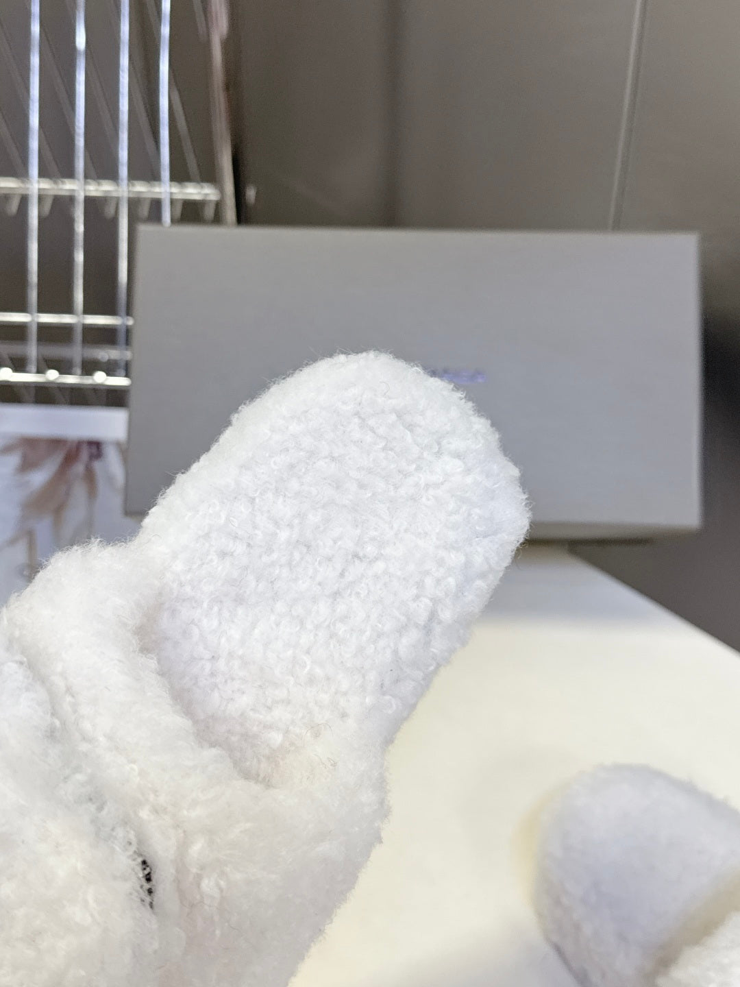 BALENCIAGA 25S SLIPPERS IN WHITE FAUX SHEARLING