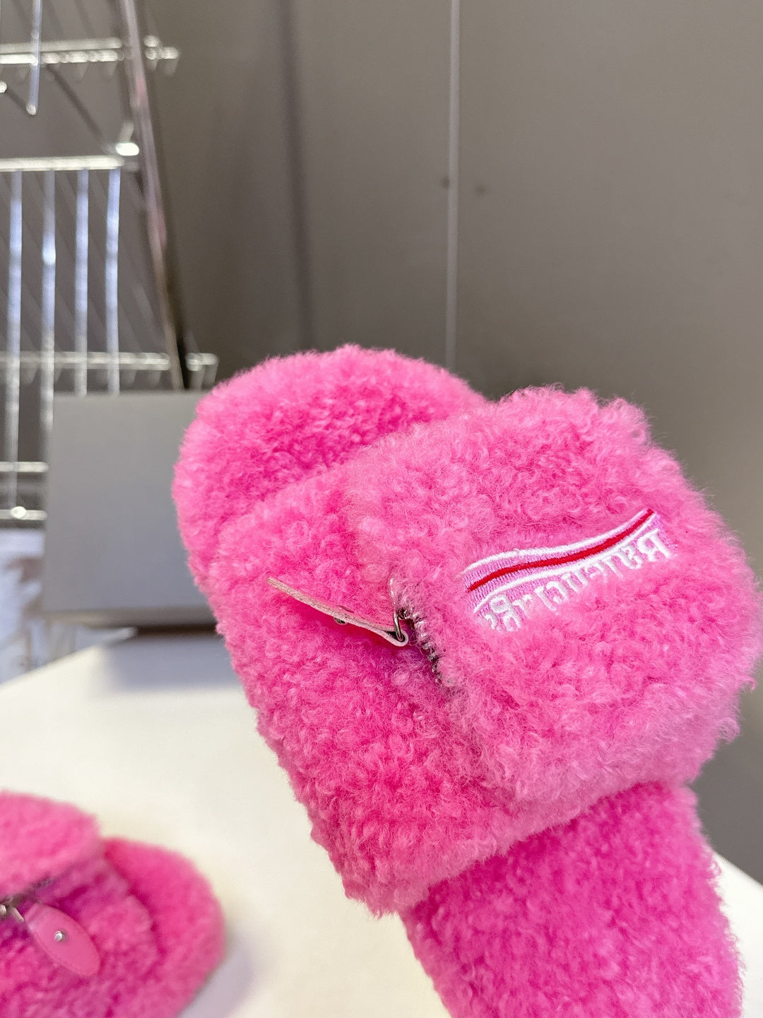 BALENCIAGA 25S SLIPPERS IN PINK FAUX SHEARLING