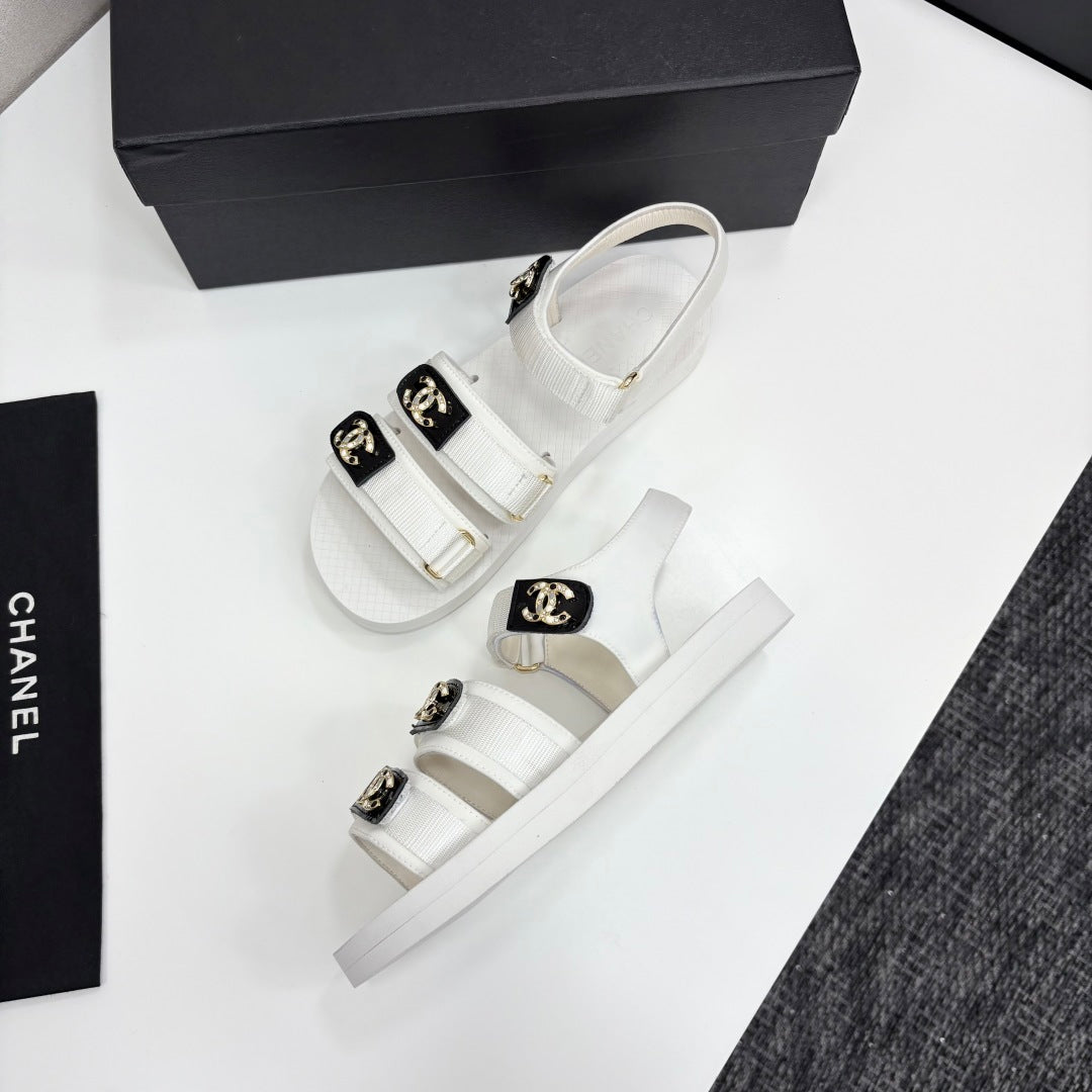 CC SANDAL 25S IN WHITE FABRIC WITH BLACK HARDWARE