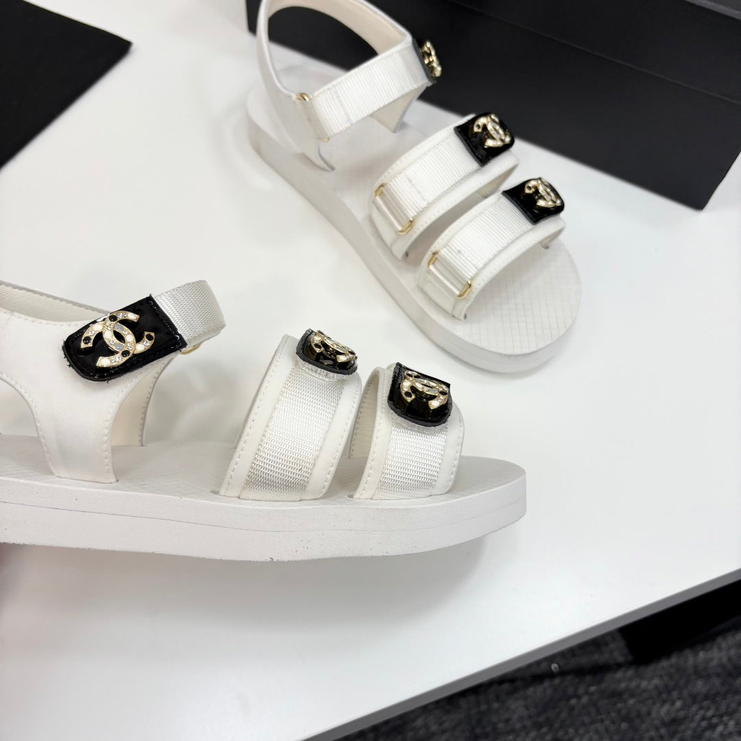 CC SANDAL 25S IN WHITE FABRIC WITH BLACK HARDWARE