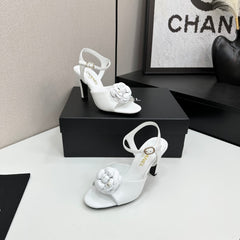 CC HEEL SANDAL 25S IN WHITE LAMBSKIN WITH CAMELLIA
