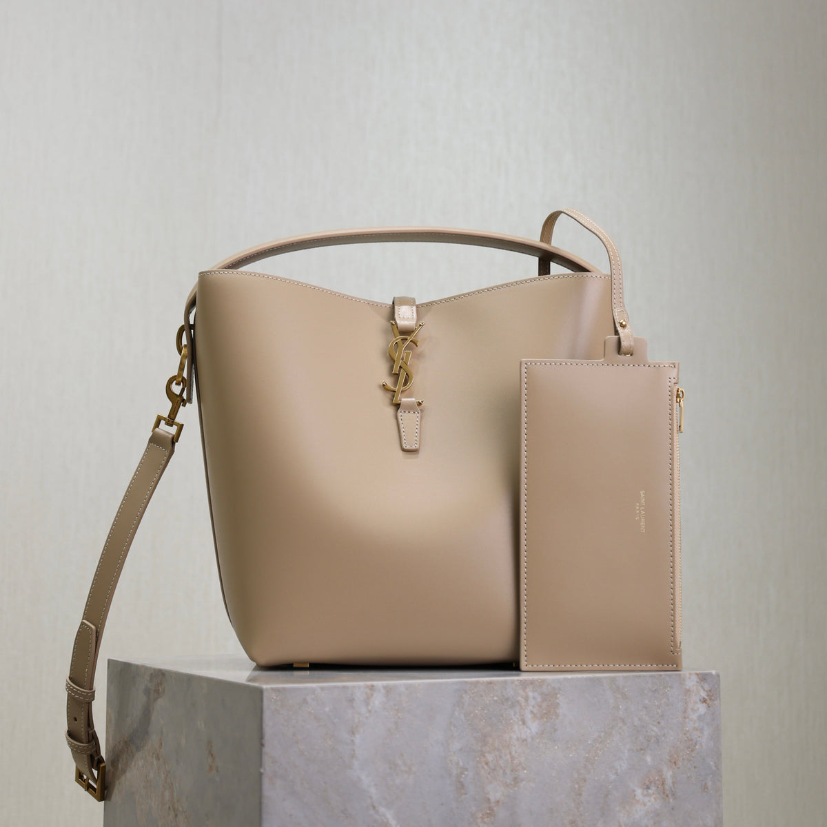 YSL 25S LE 5 À 7 BUCKET 26 IN NUDE CALFSKIN GOLD HARDWARE