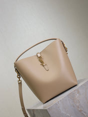 YSL 25S LE 5 À 7 BUCKET 26 IN NUDE CALFSKIN GOLD HARDWARE