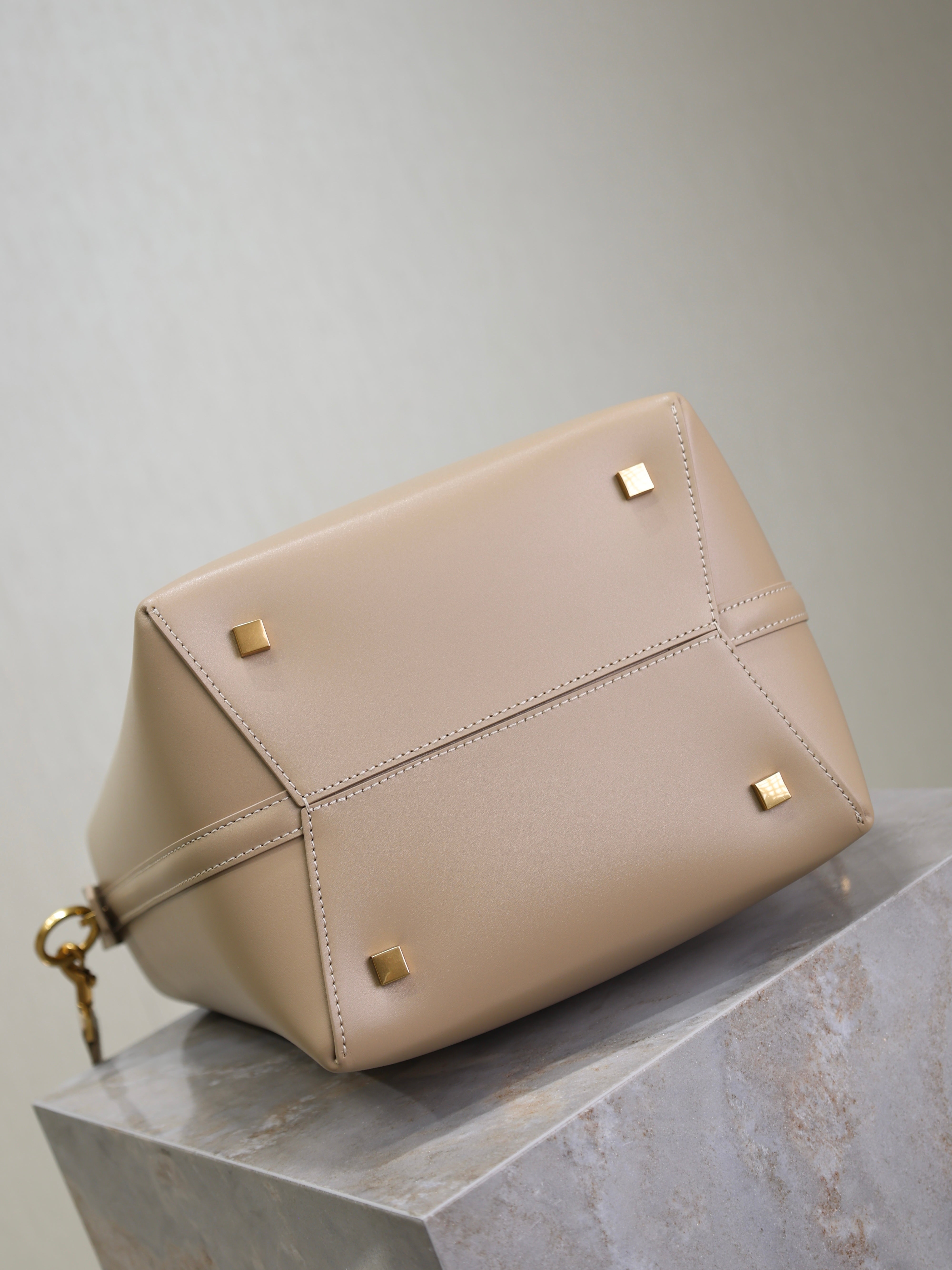 YSL 25S LE 5 À 7 BUCKET 26 IN NUDE CALFSKIN GOLD HARDWRE