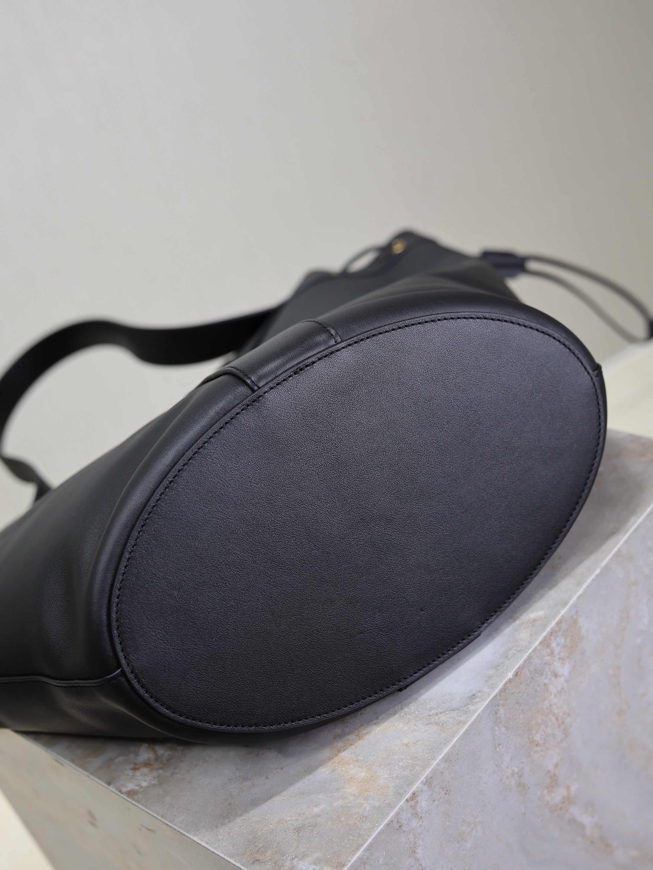 YSL 25S Y LARGE HOBO 50 IN BLACK CALFSKIN GOLD HARDWRE