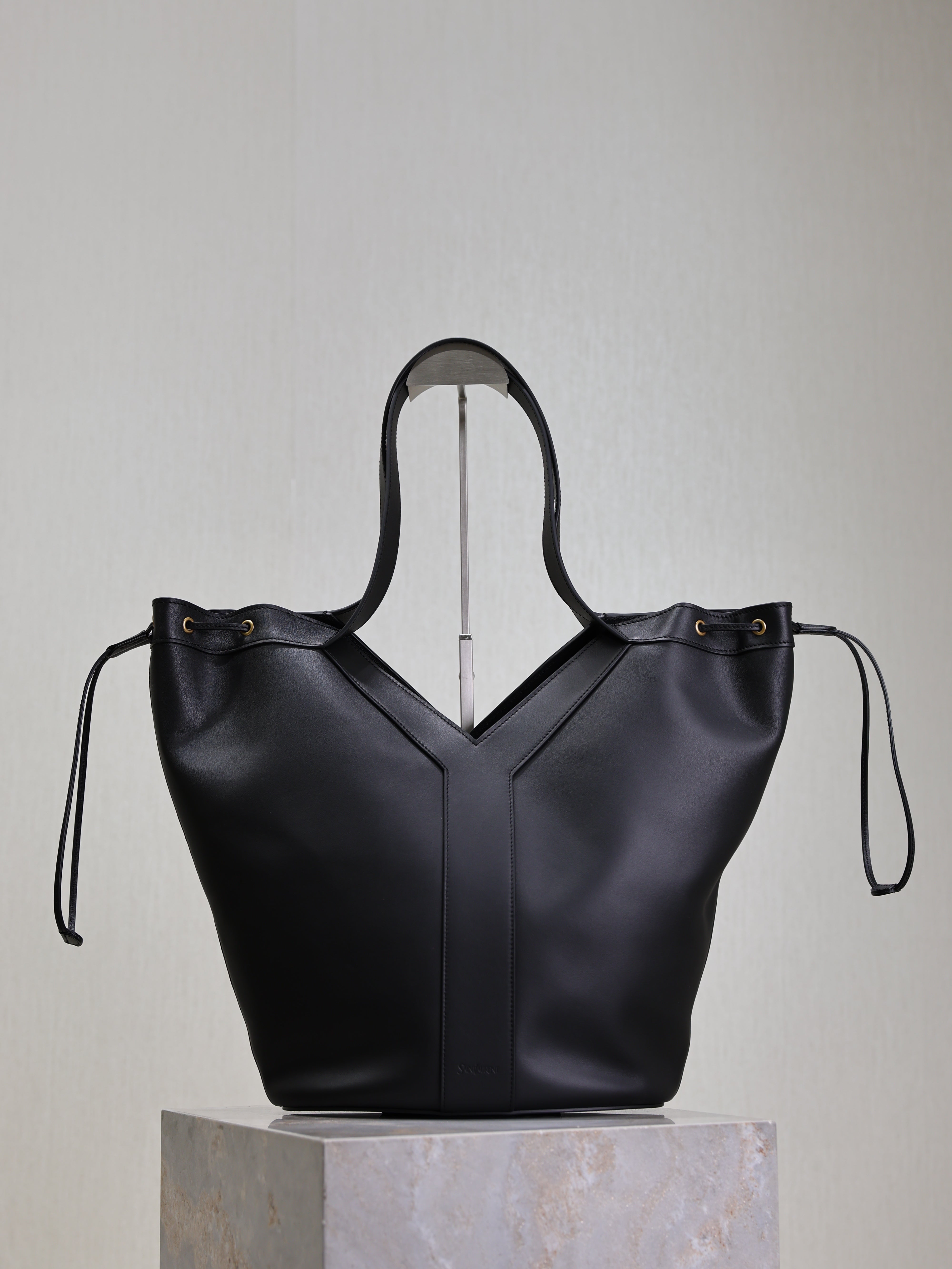 YSL 25S Y LARGE HOBO 50 IN BLACK CALFSKIN GOLD HARDWARE