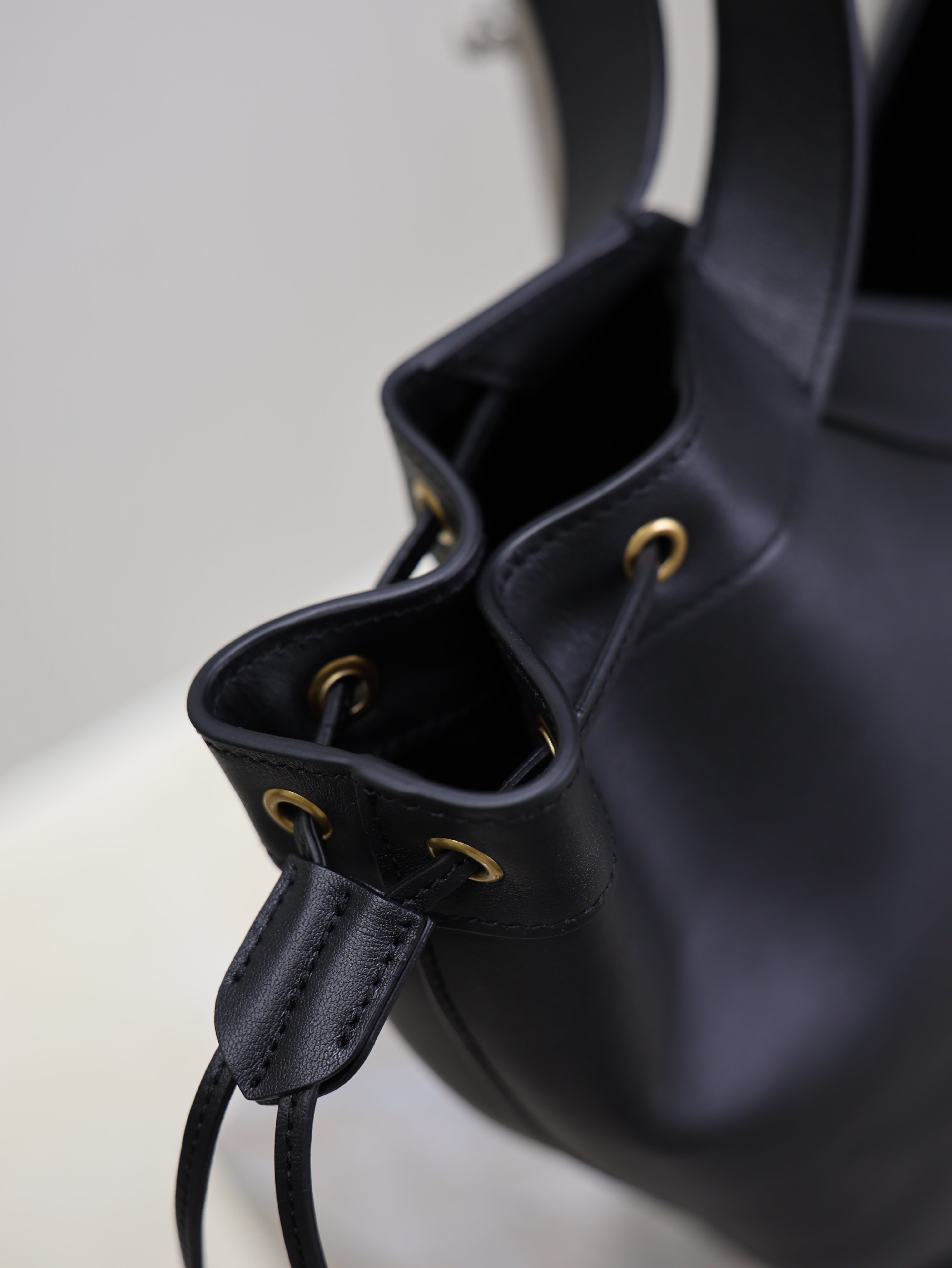 YSL 25S Y LARGE HOBO 50 IN BLACK CALFSKIN GOLD HARDWRE