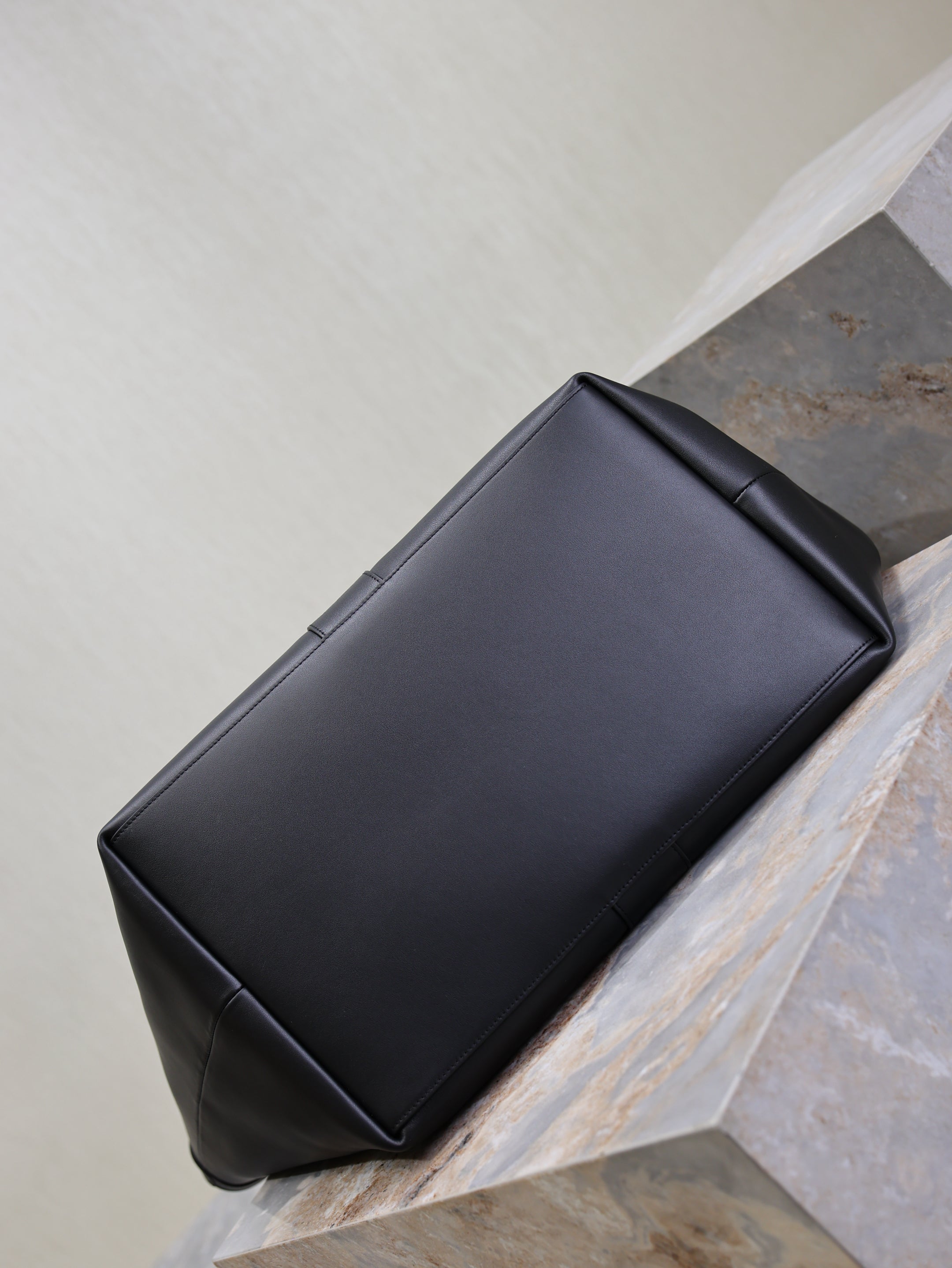 YSL 25S Y TOTE 50 IN BLACK CALFSKIN GOLD HARDWRE