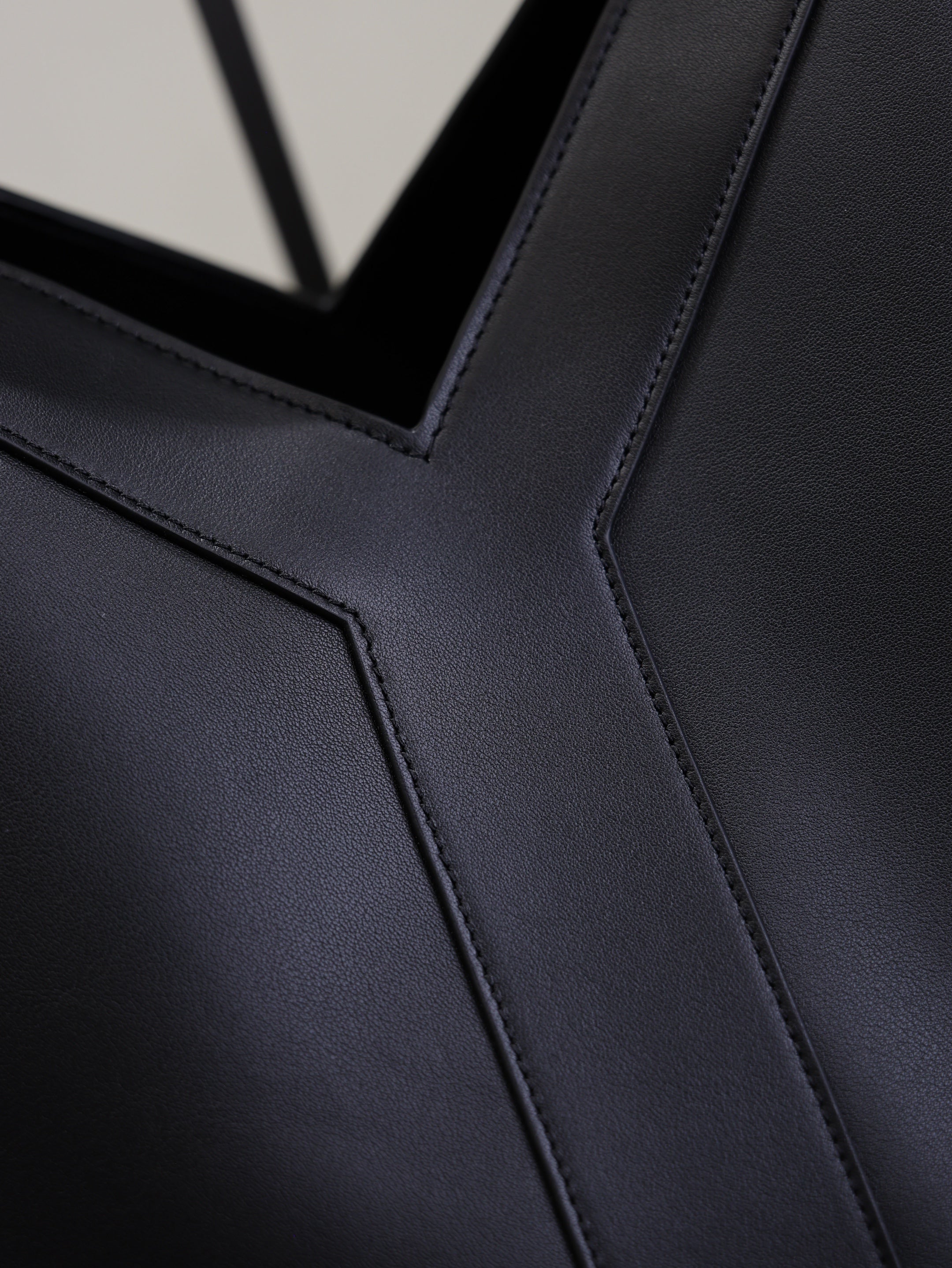 YSL 25S Y TOTE 50 IN BLACK CALFSKIN GOLD HARDWRE