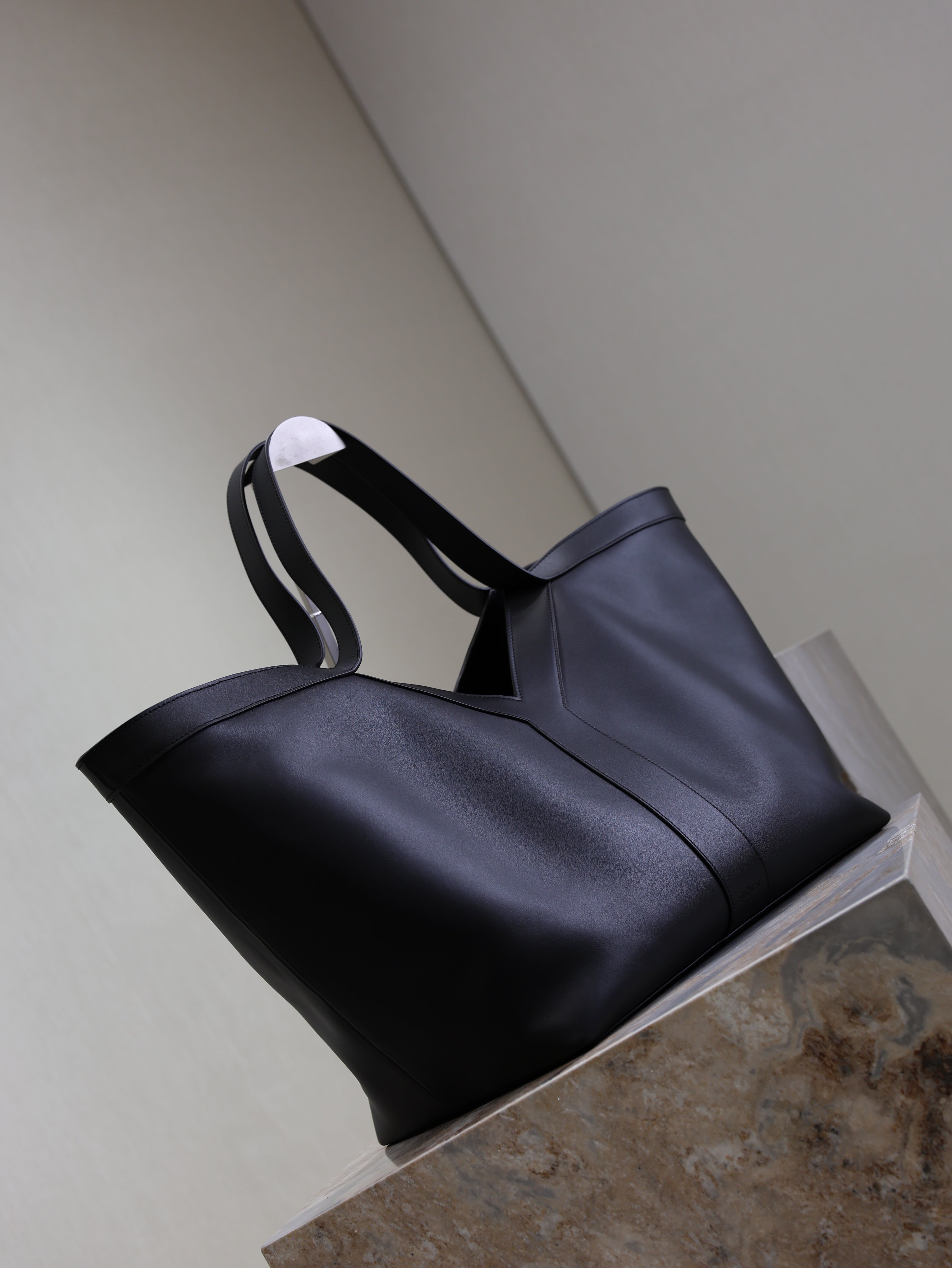 YSL 25S Y TOTE 50 IN BLACK CALFSKIN GOLD HARDWARE