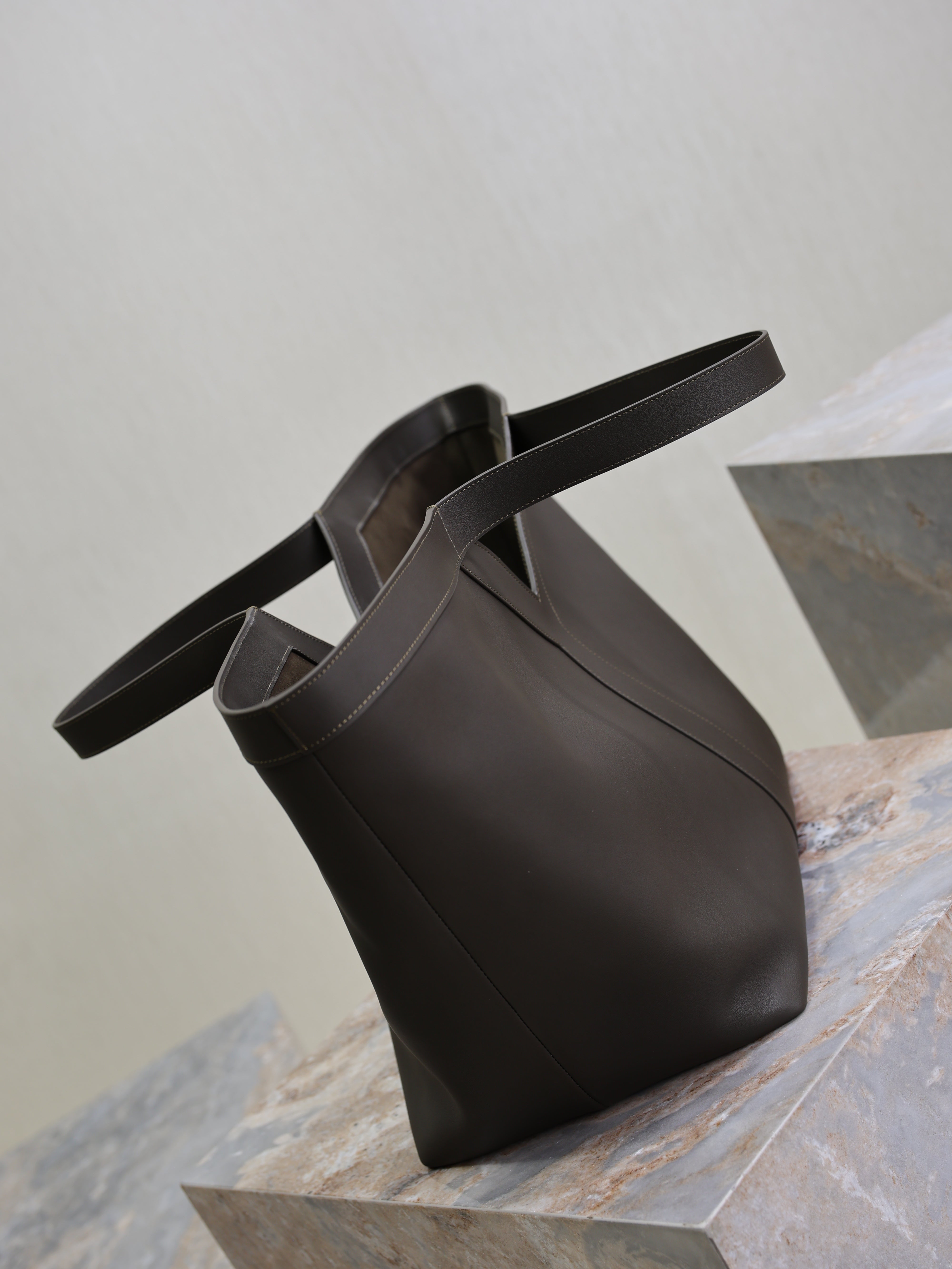 YSL 25S Y MAXI TOTE 50 IN MUTED CHARCOAL CALFSKIN GOLD HARDWRE