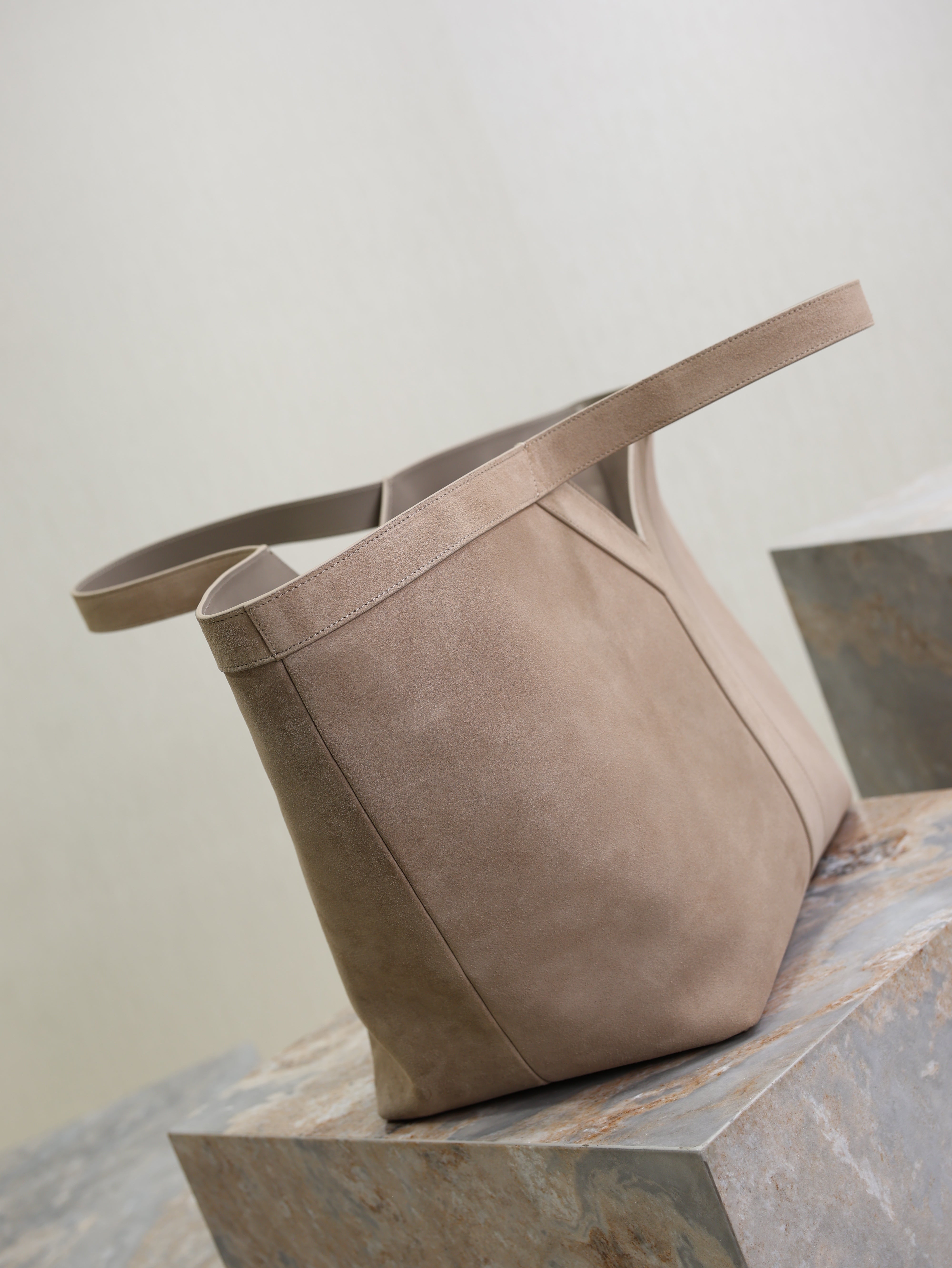 YSL 25S Y MAXI TOTE 50 IN DRY GRAIN SUEDE GOLD HARDWRE