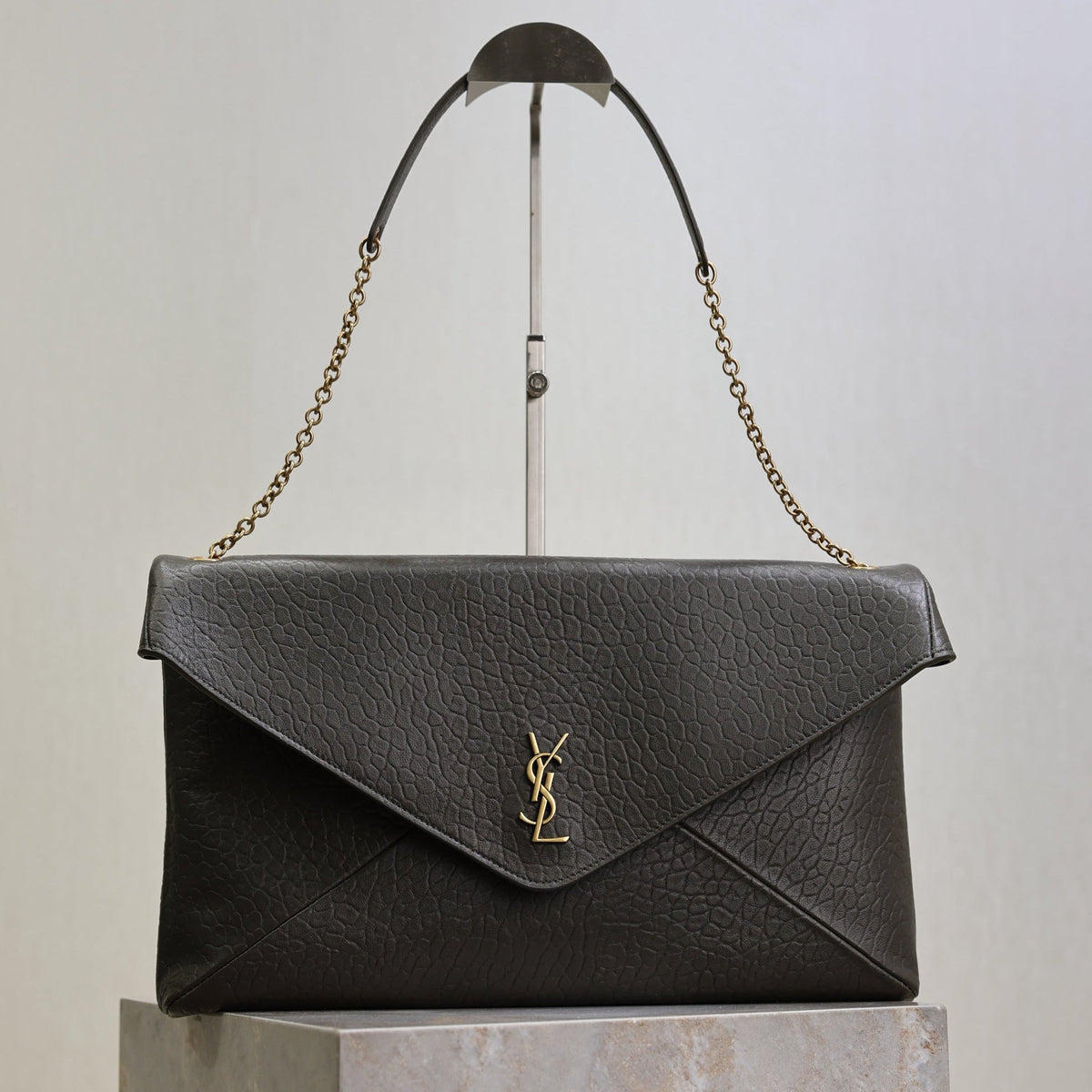 YSL 25S CASSANDRE ENVELOPE MESSENGER 35 IN LIGHT MUSK LAMBSKIN GOLD HARDWARE