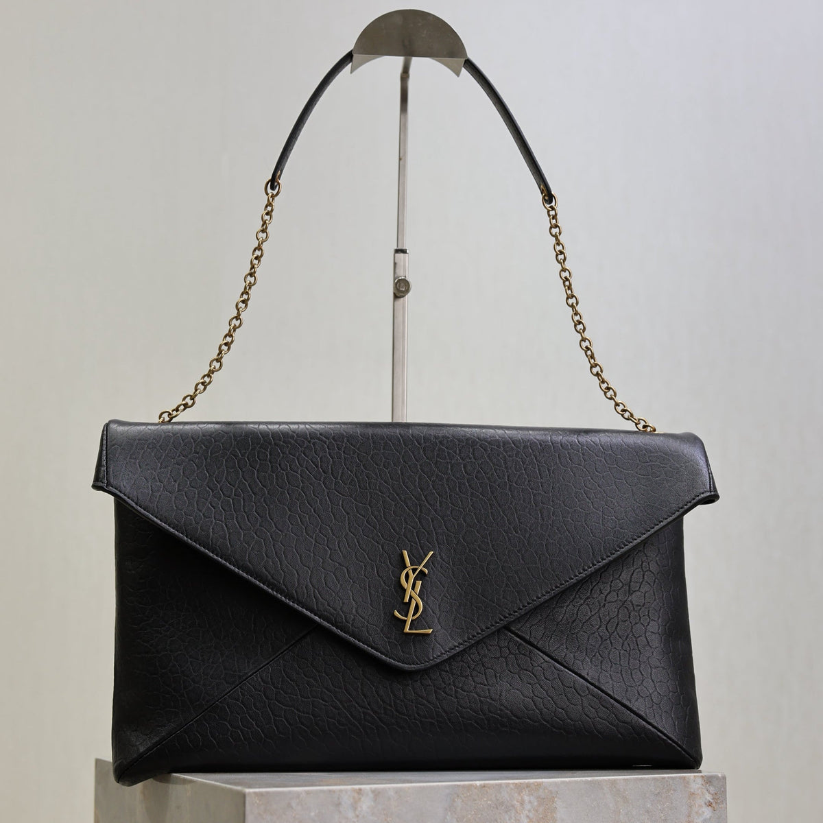 YSL 25S CASSANDRE ENVELOPE MESSENGER 35 IN BLACK LAMBSKIN GOLD HARDWRE