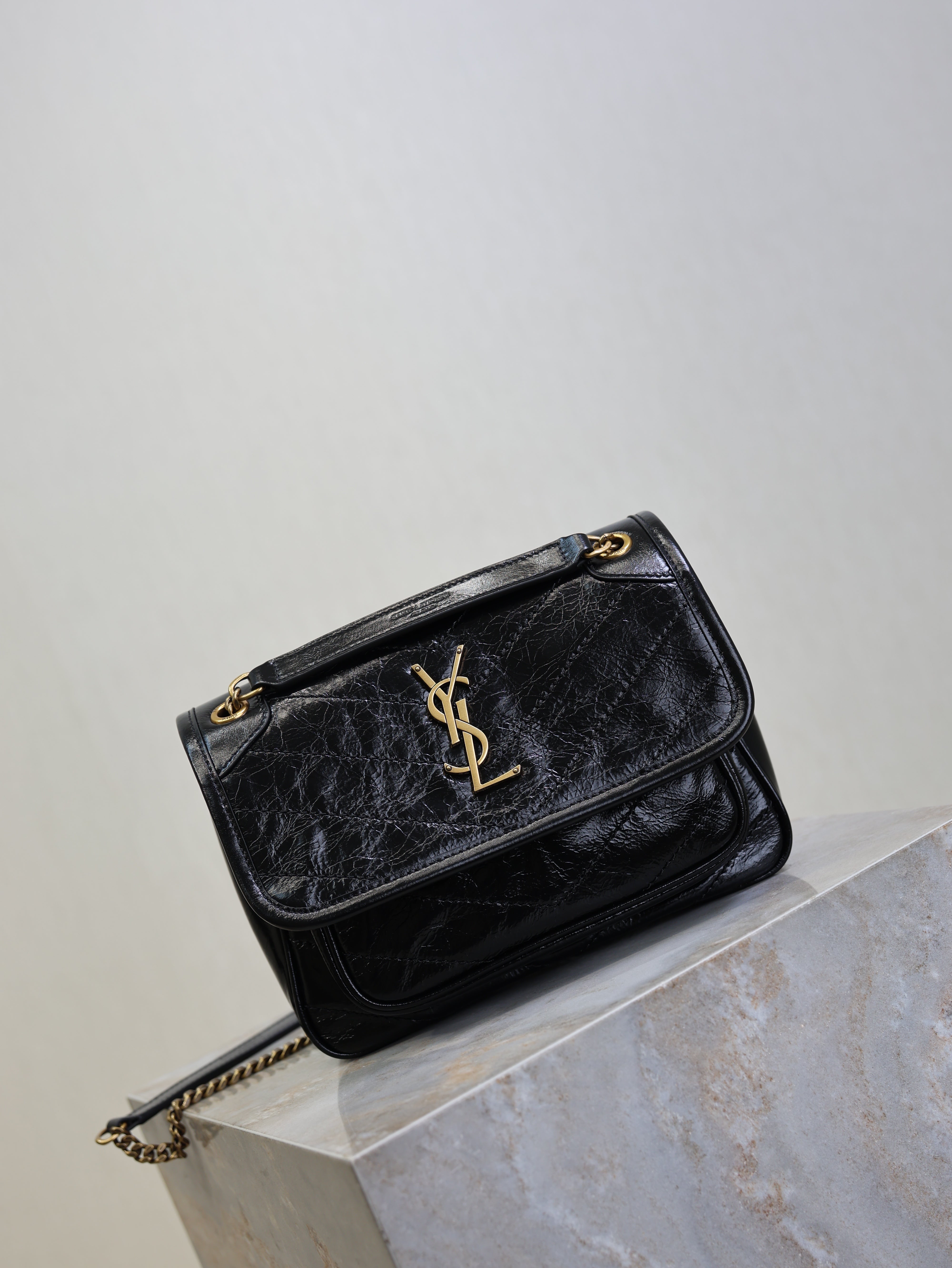 YSL 25S NIKI BAG 22 IN BLACK GLOSSY CALFSKIN GOLD HARDWARE