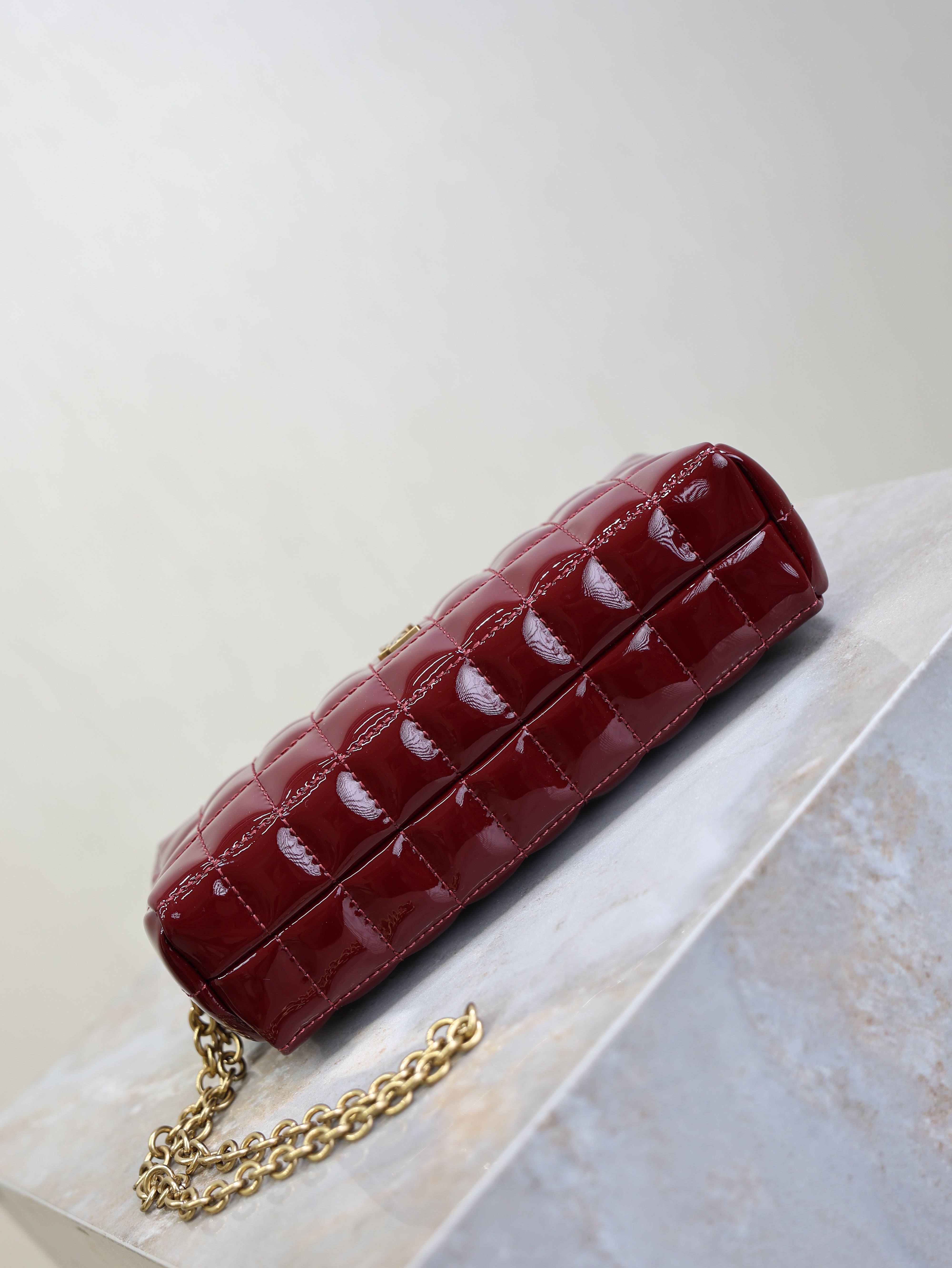 YSL 25S CASSANDRE MATELASSÉ CARRÉ POUCH ON CHAIN 18 IN DARK RED WINE SHINY CALFSKIN
