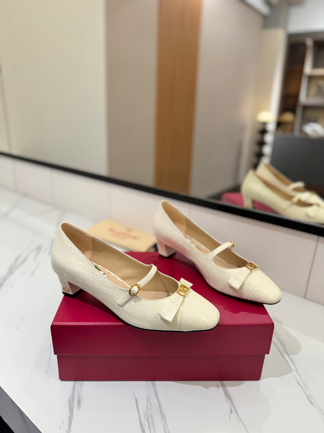 VLTN VLOGO SIGNATURE ROUND-TOE HEELS 25S IN CREAM WHITE LAMBSKIN SNAKE-EMBOSSED